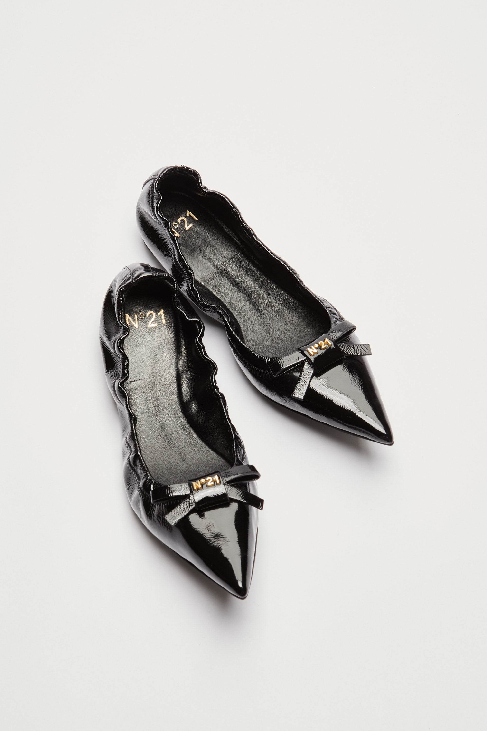Pointed toe ballerinas with bow and logo