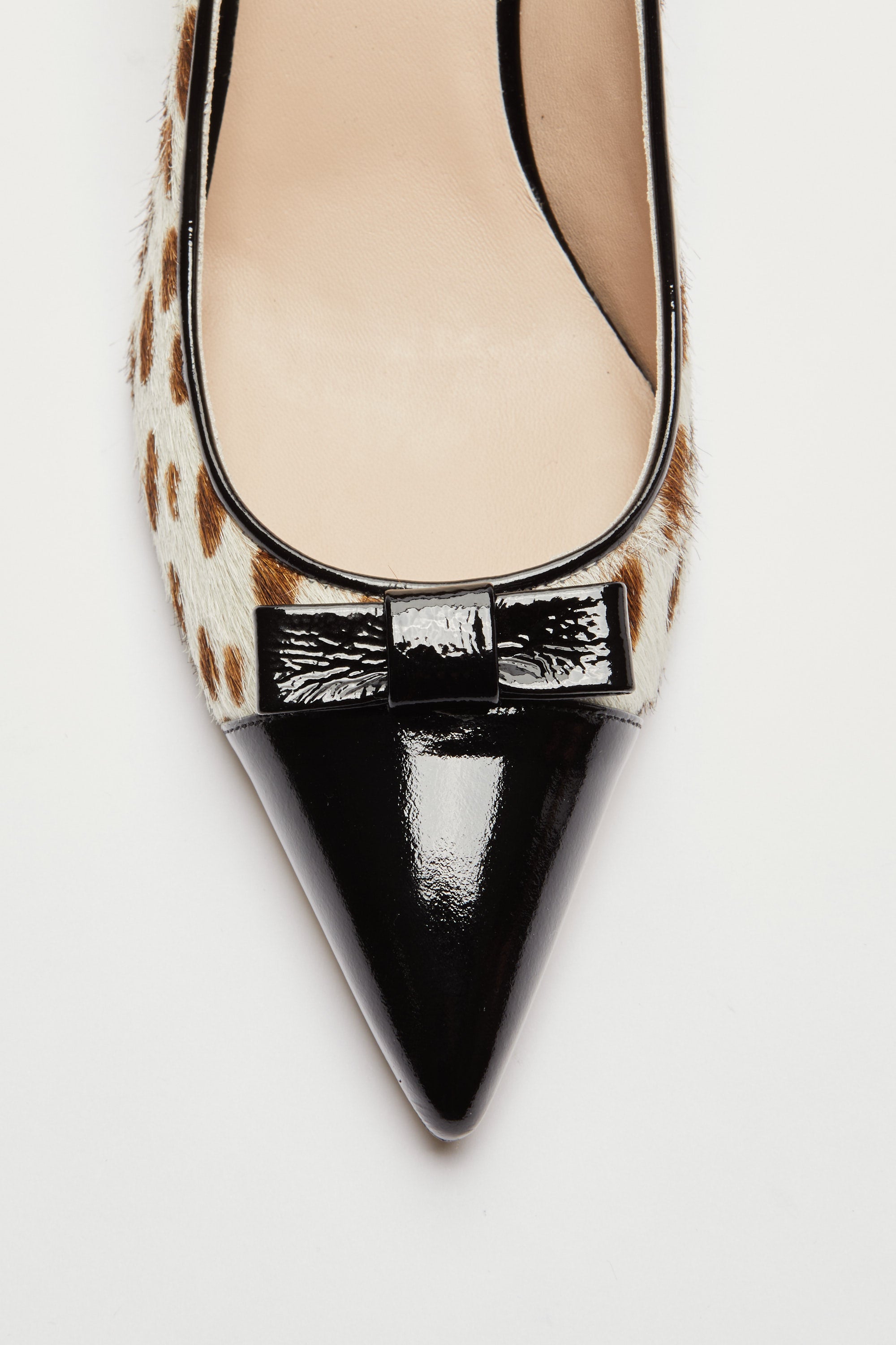Pointed décolleté with animalier effect