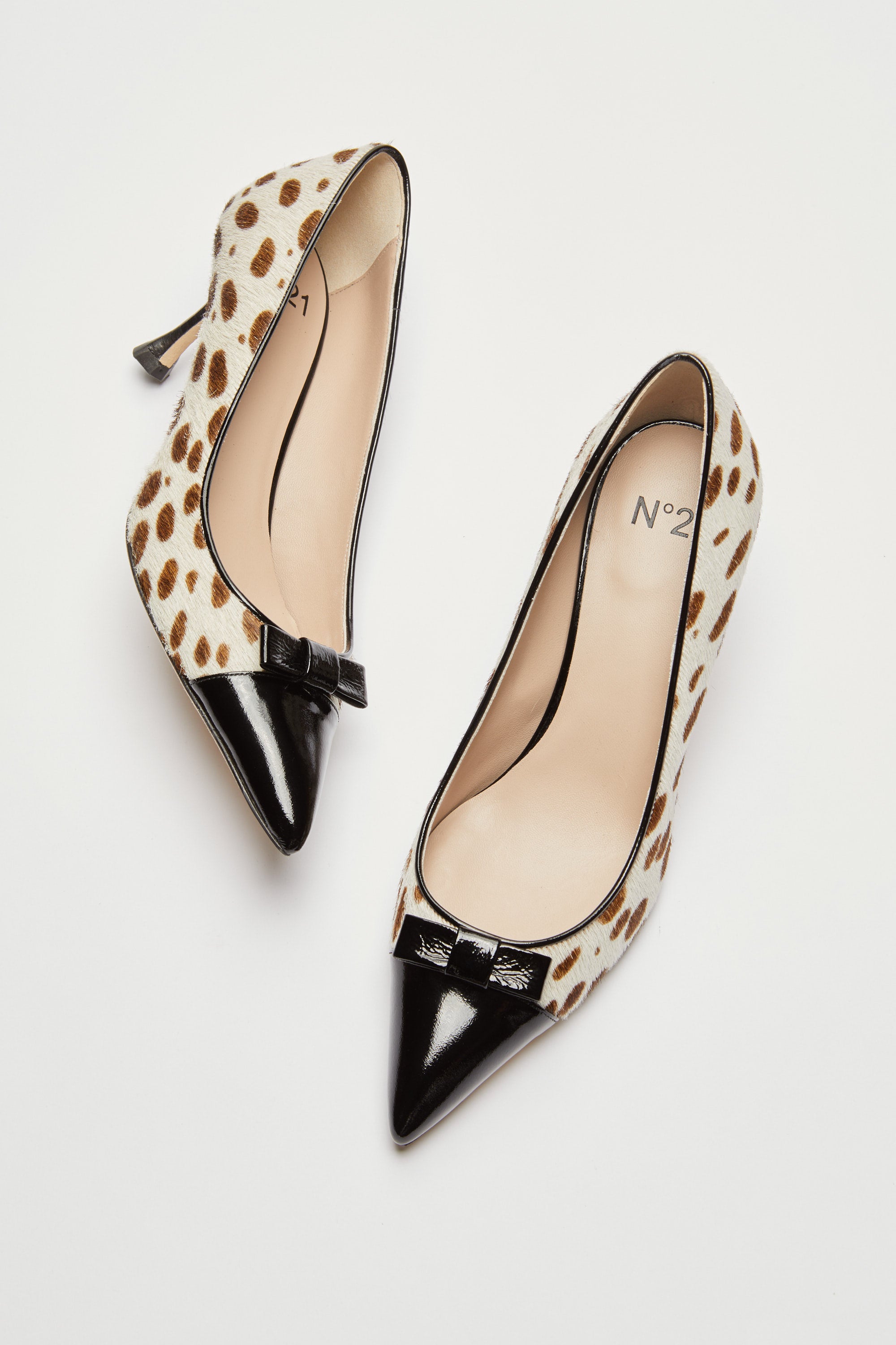 Pointed décolleté with animalier effect