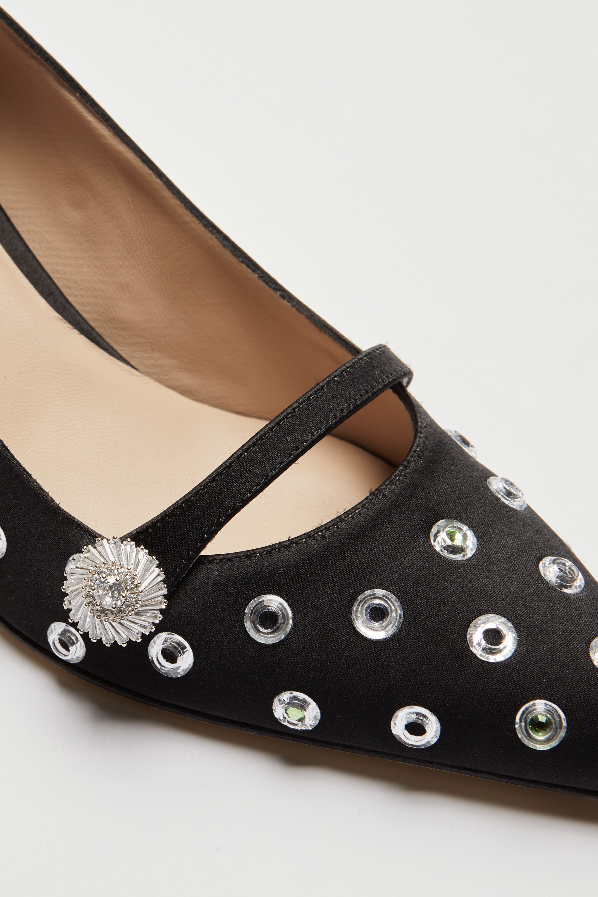Satin décolleté with studs