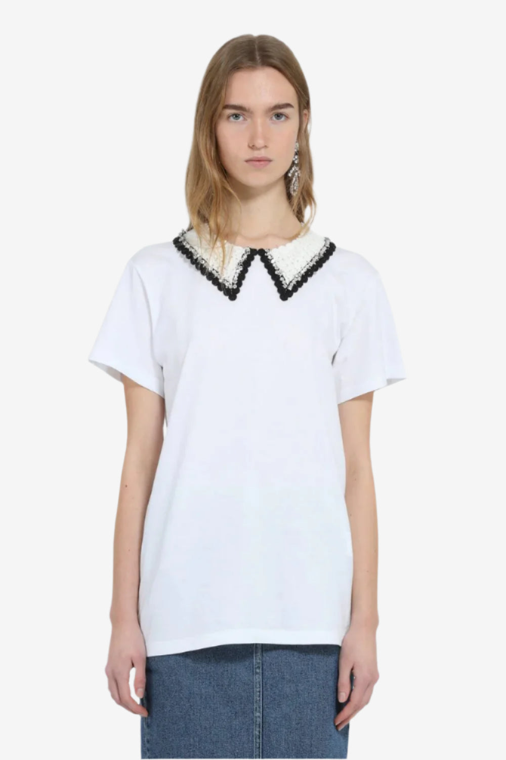 T-shirt with embroidered collar
