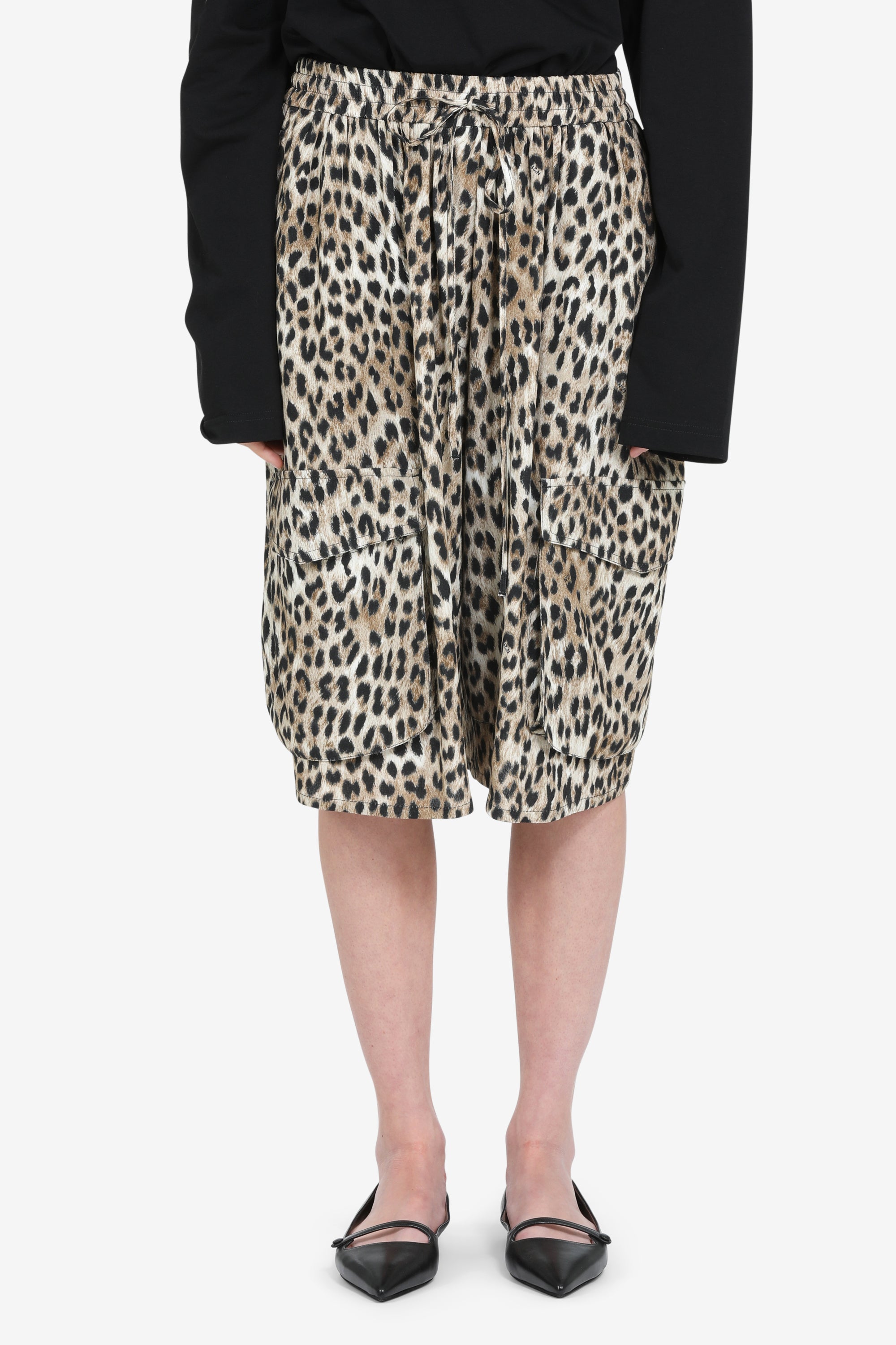 Leopard print knee-length trousers