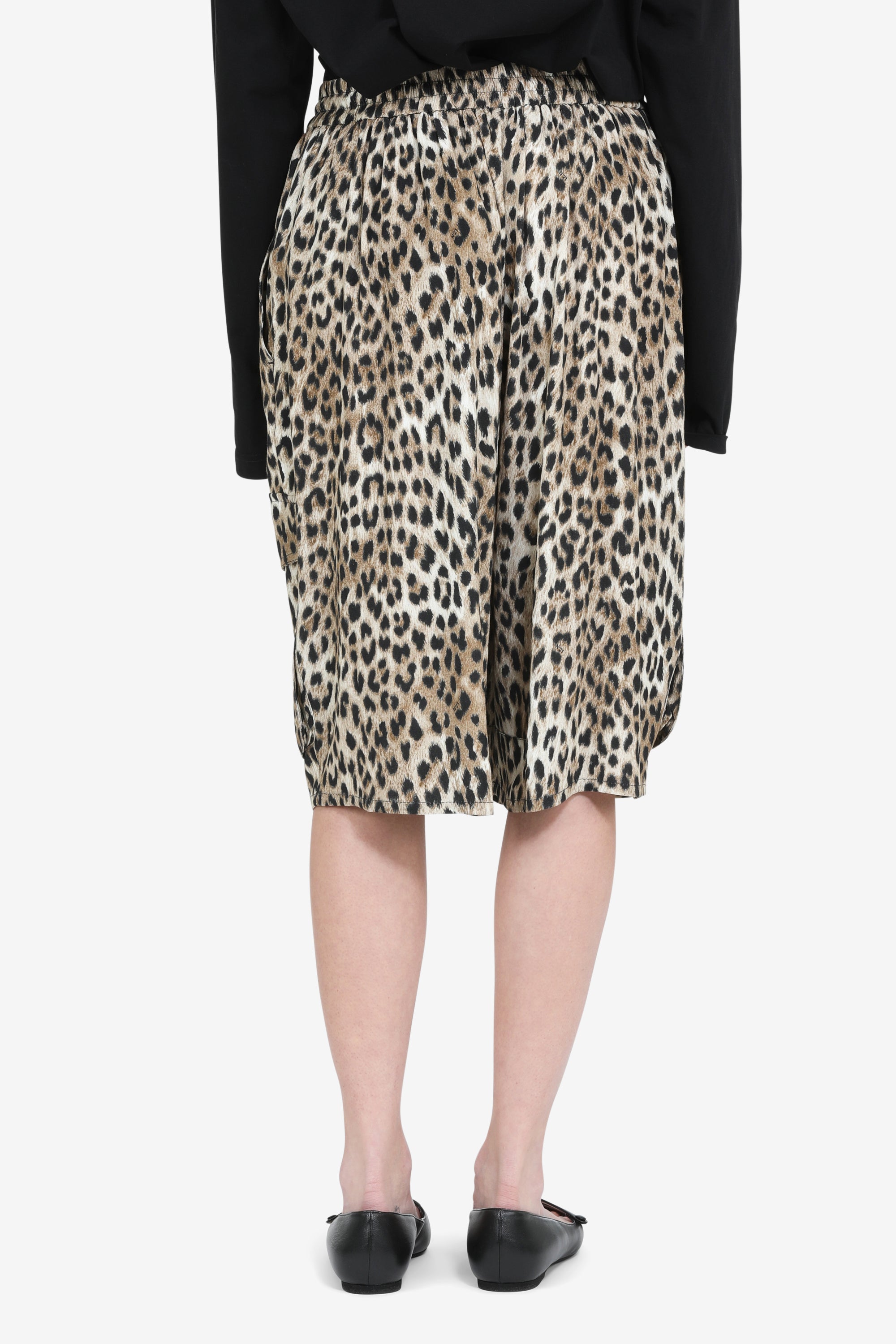 Leopard print knee-length trousers