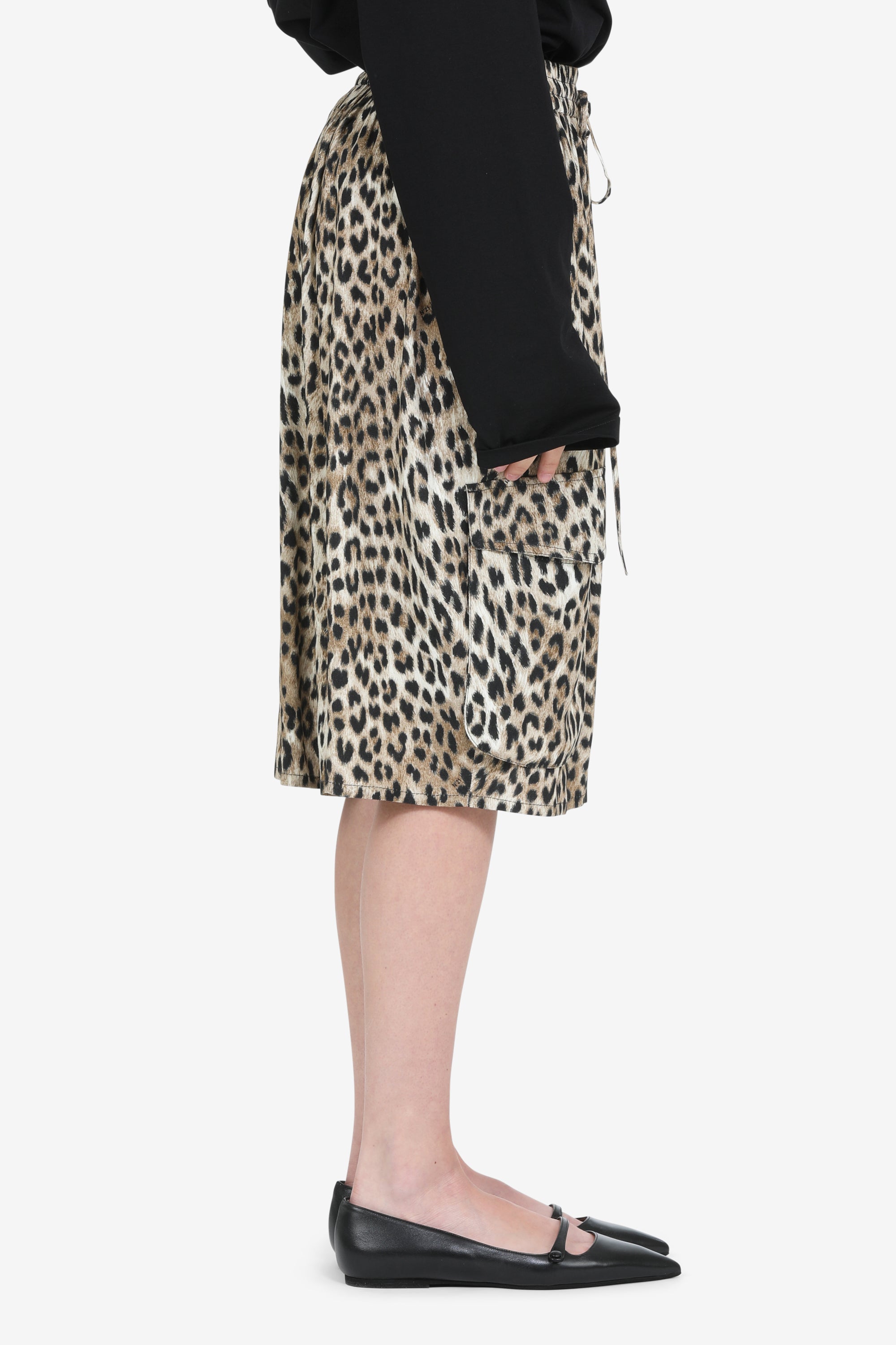 Leopard print knee-length trousers
