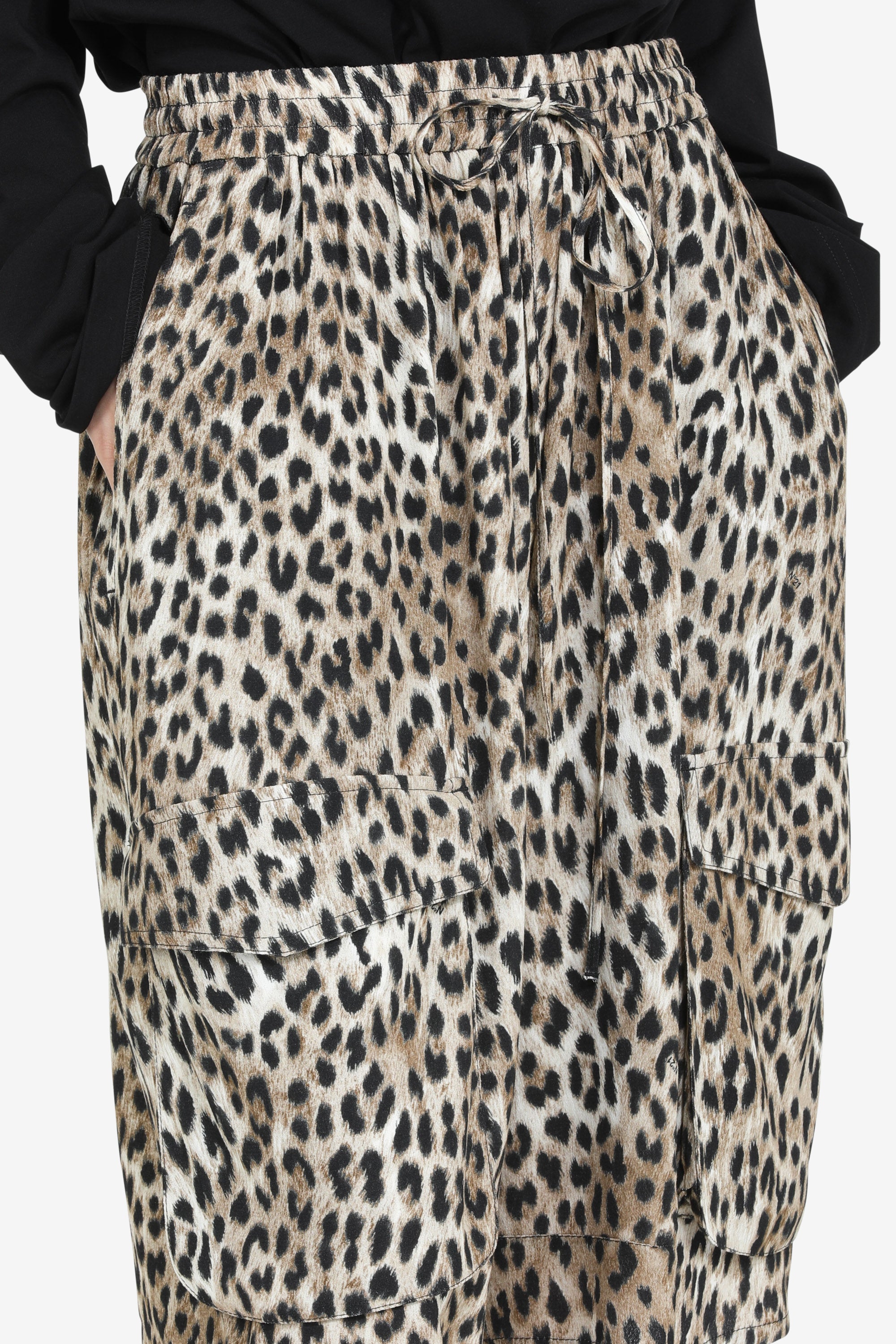 Leopard print knee-length trousers
