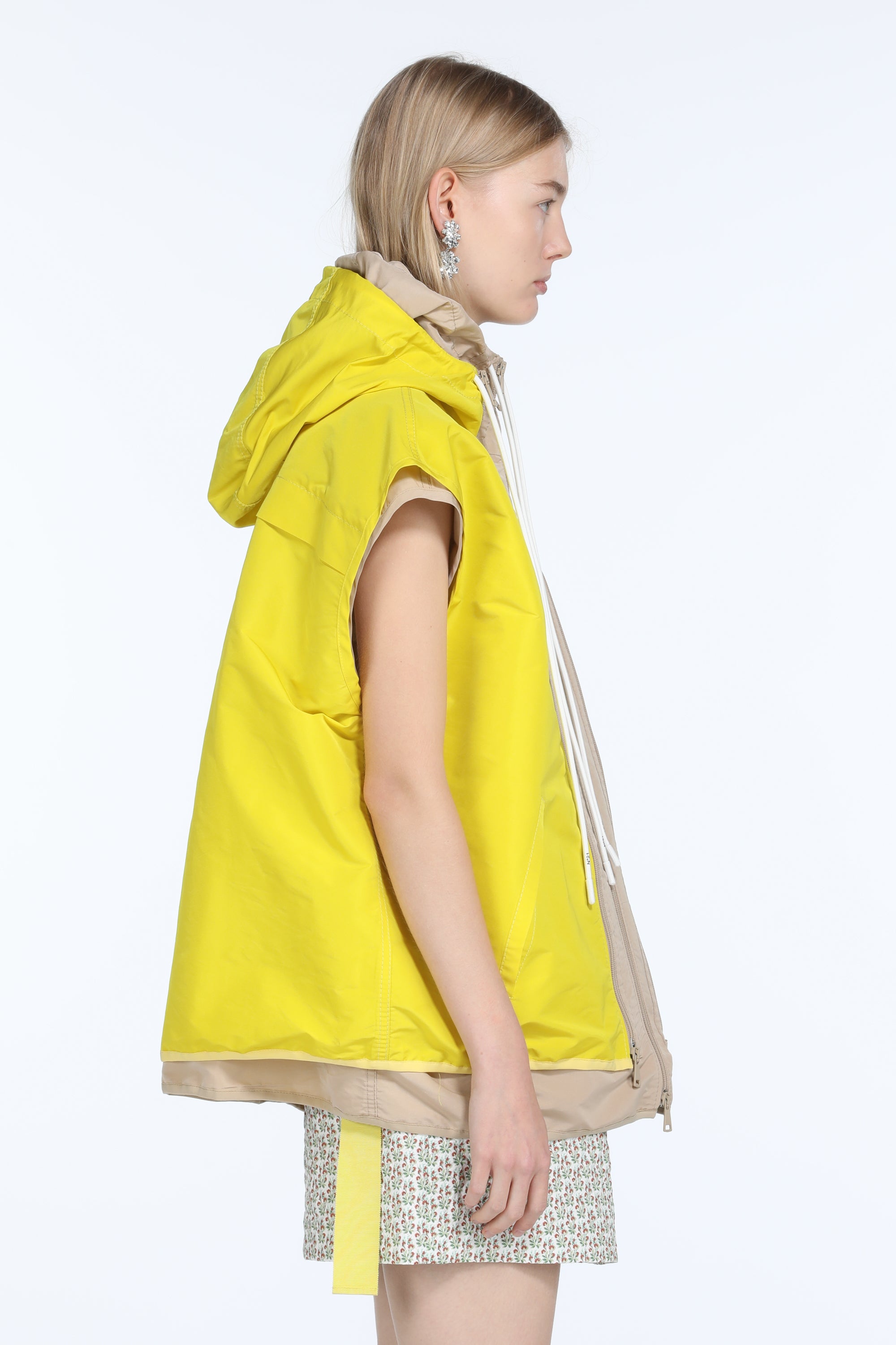 Gilet bicolore con cappuccio e zip