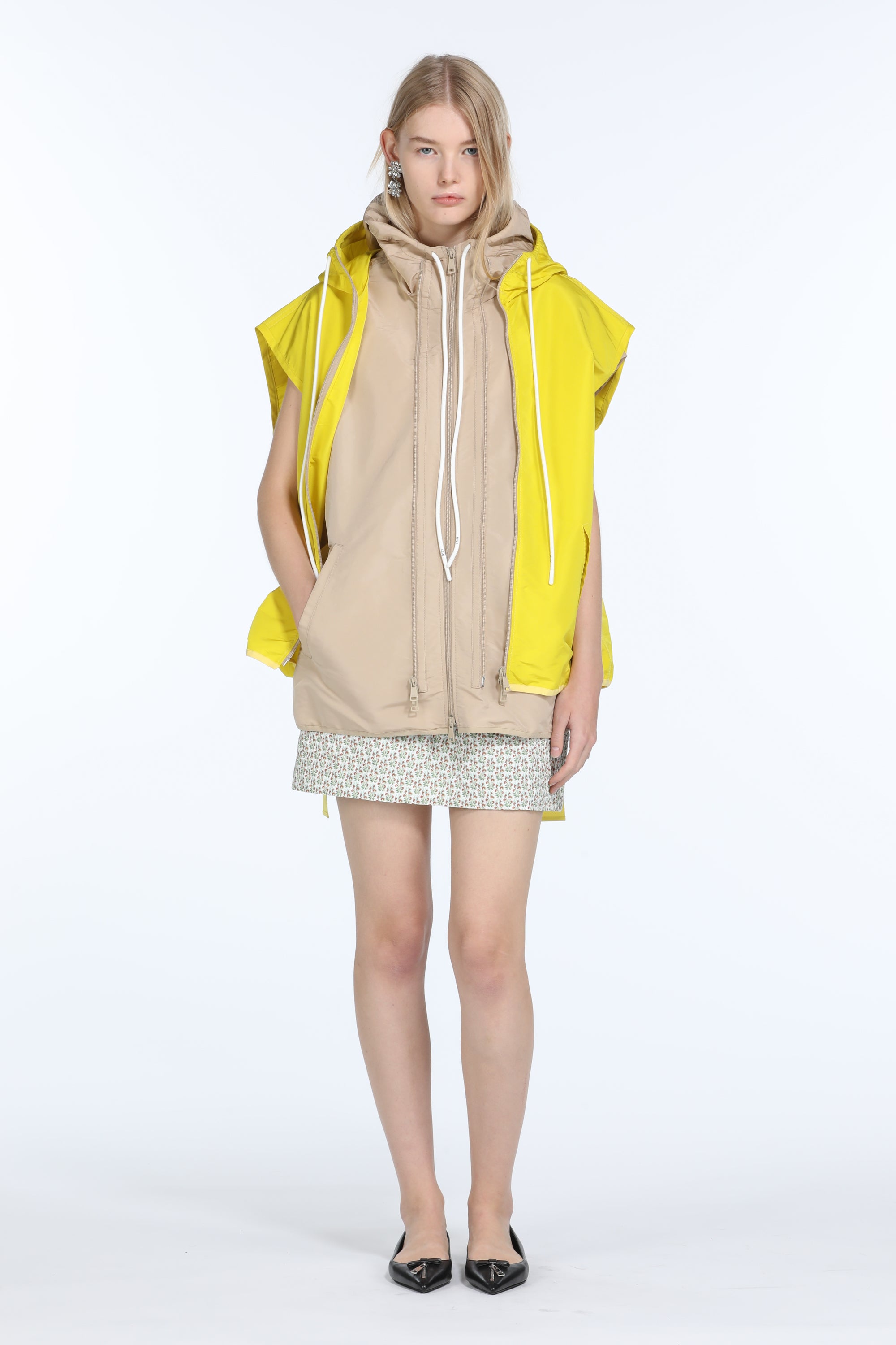 Gilet bicolore con cappuccio e zip