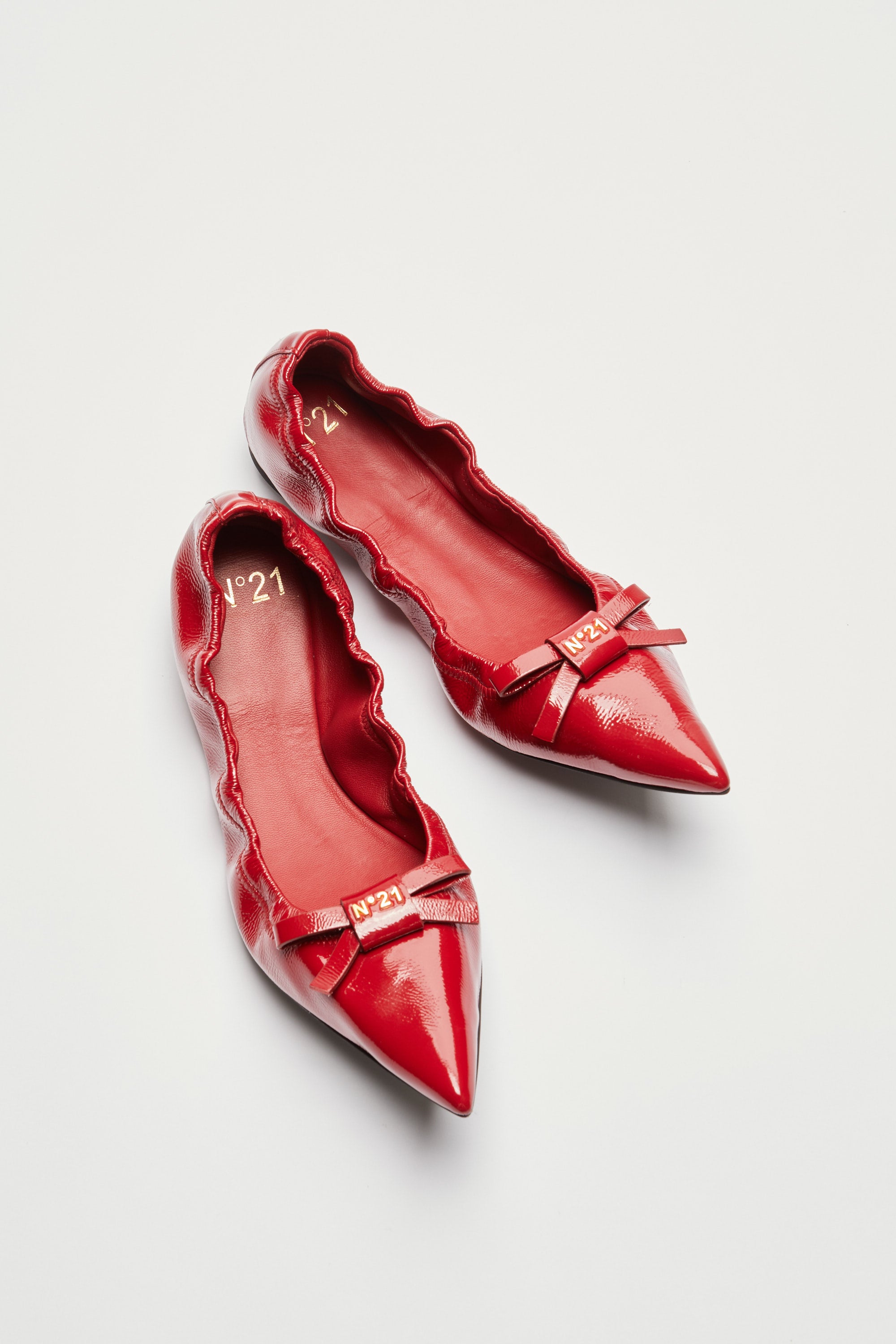 Pointed toe ballerinas with bow and logo