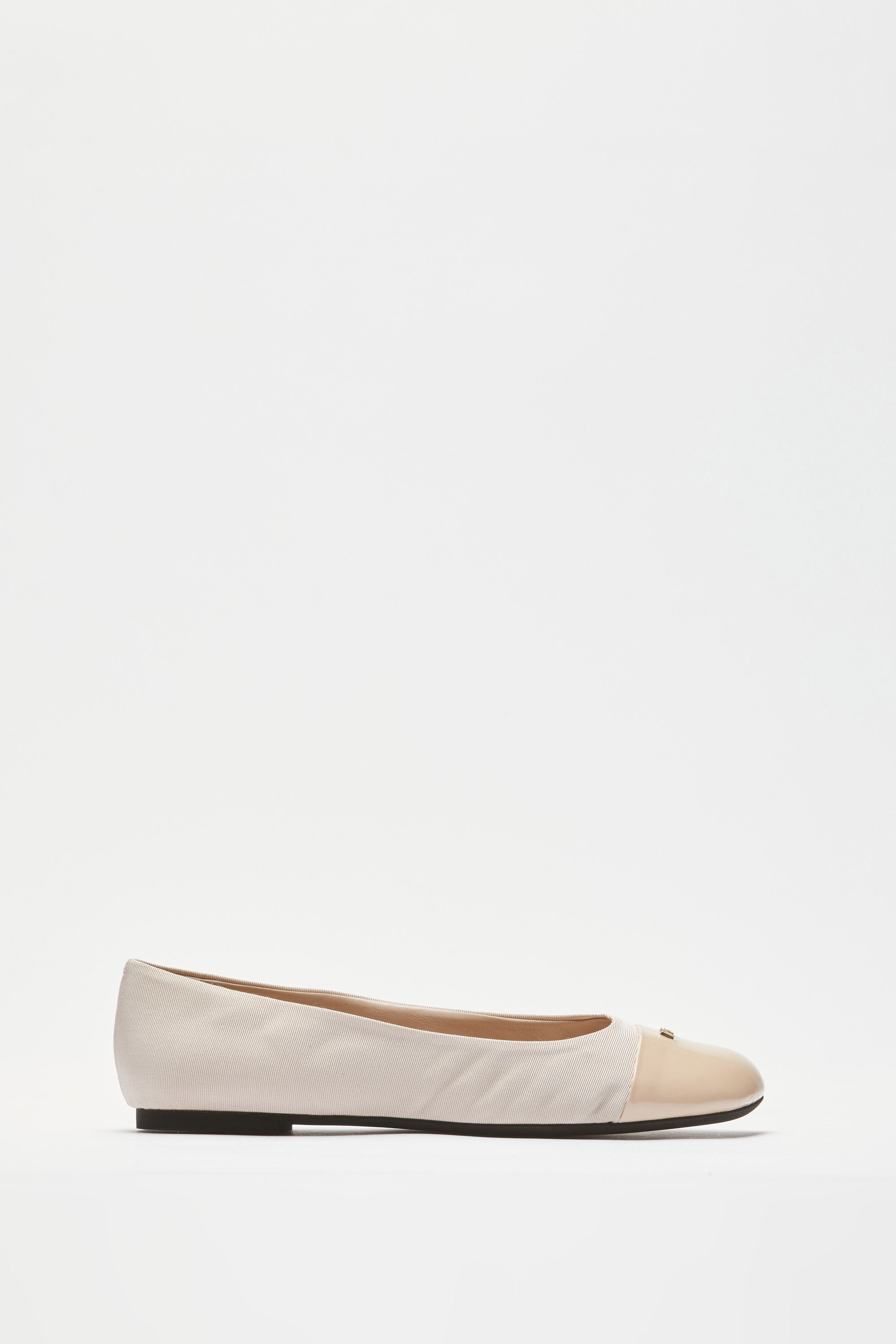 Round-toed ballet flats
