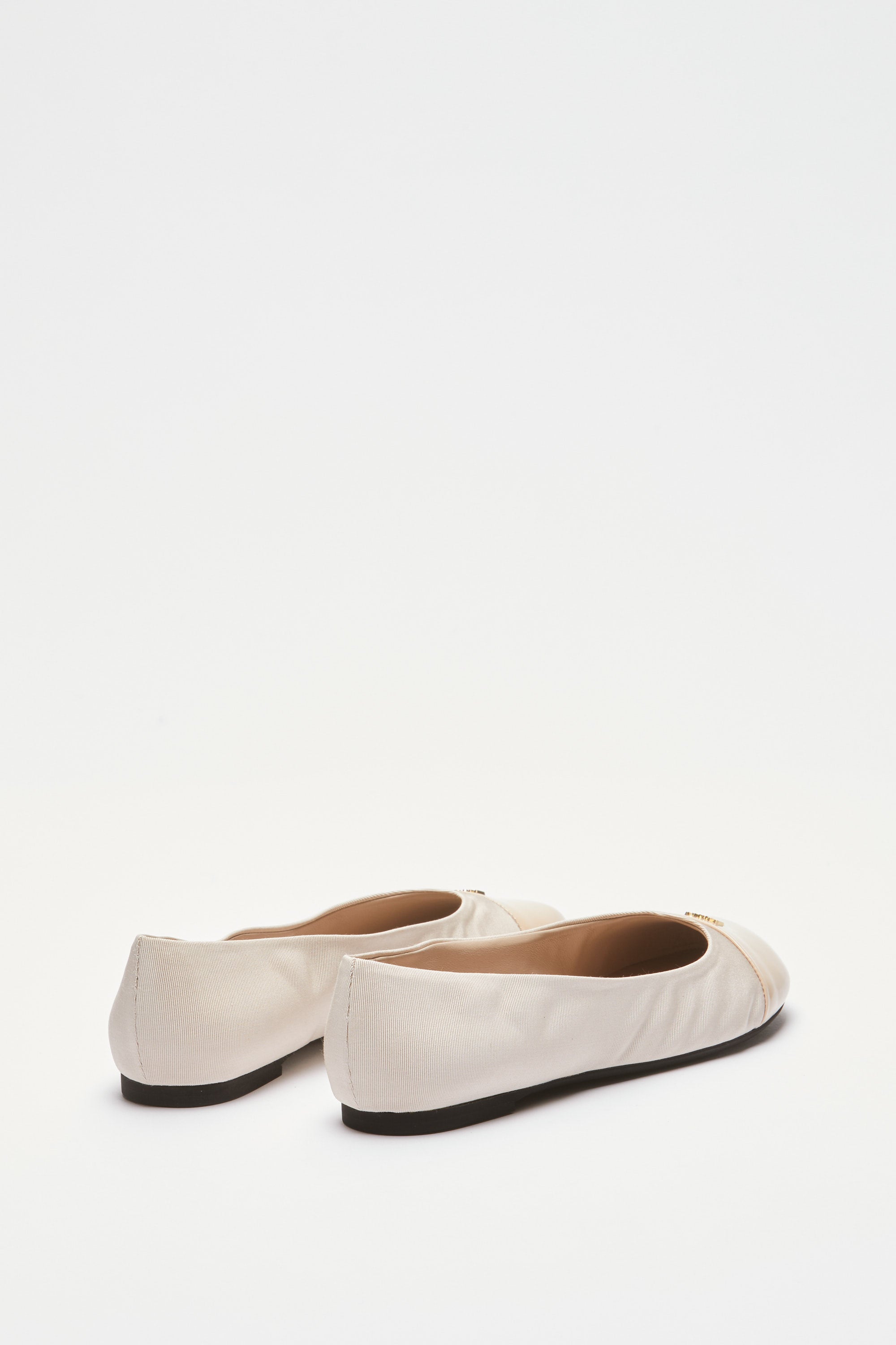 Round-toed ballet flats
