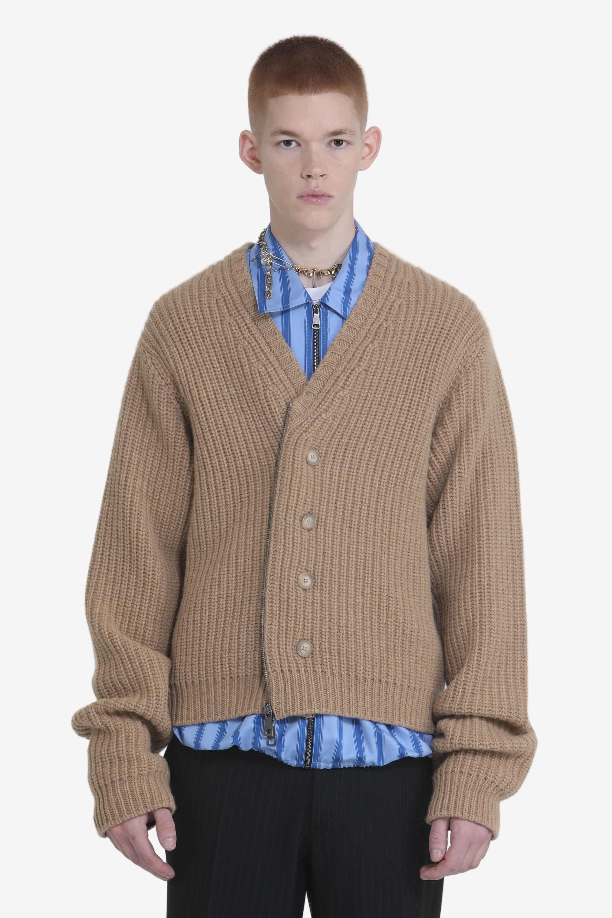 V-neck sweater with buttons and zip