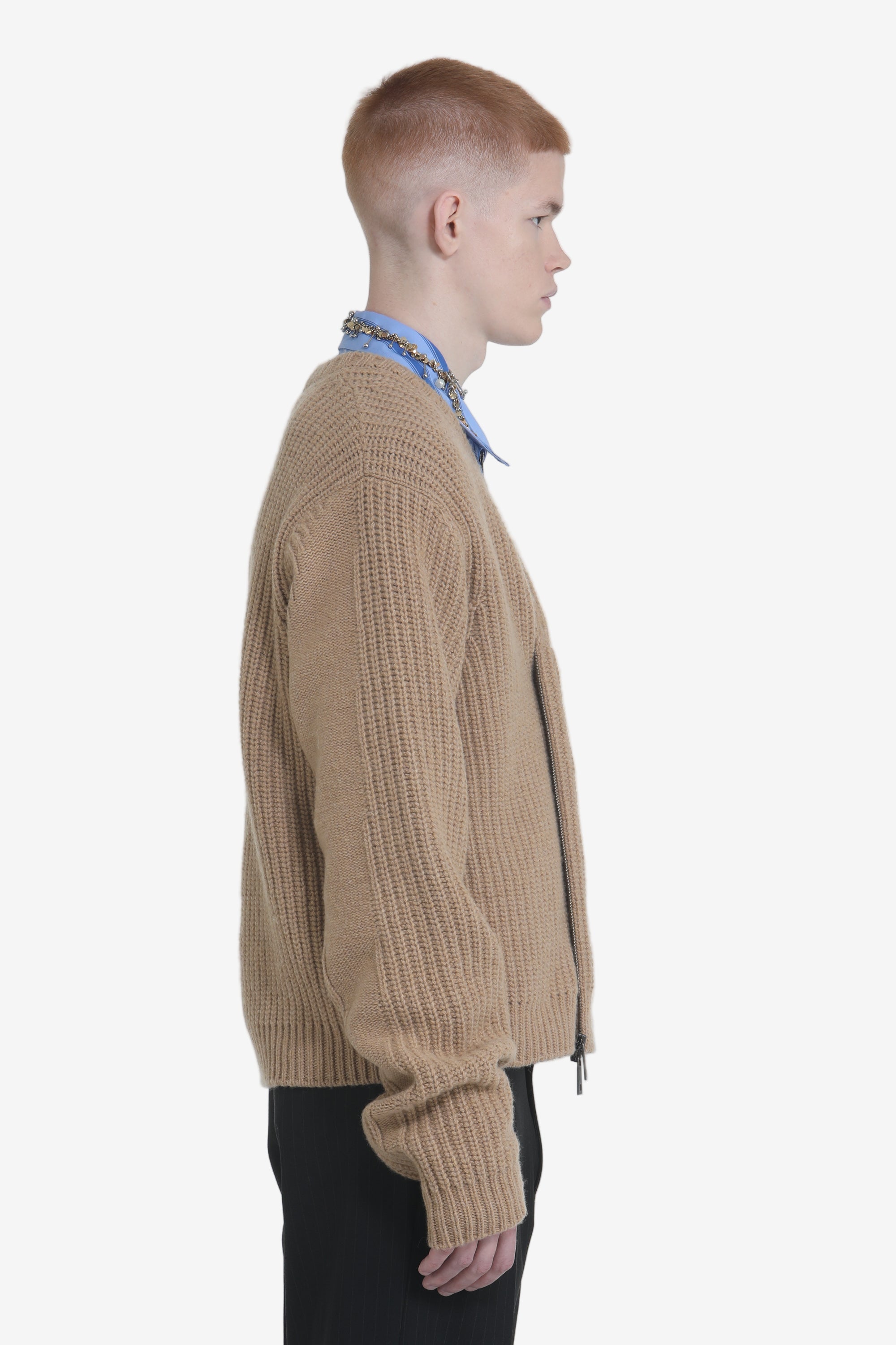 V-neck sweater with buttons and zip
