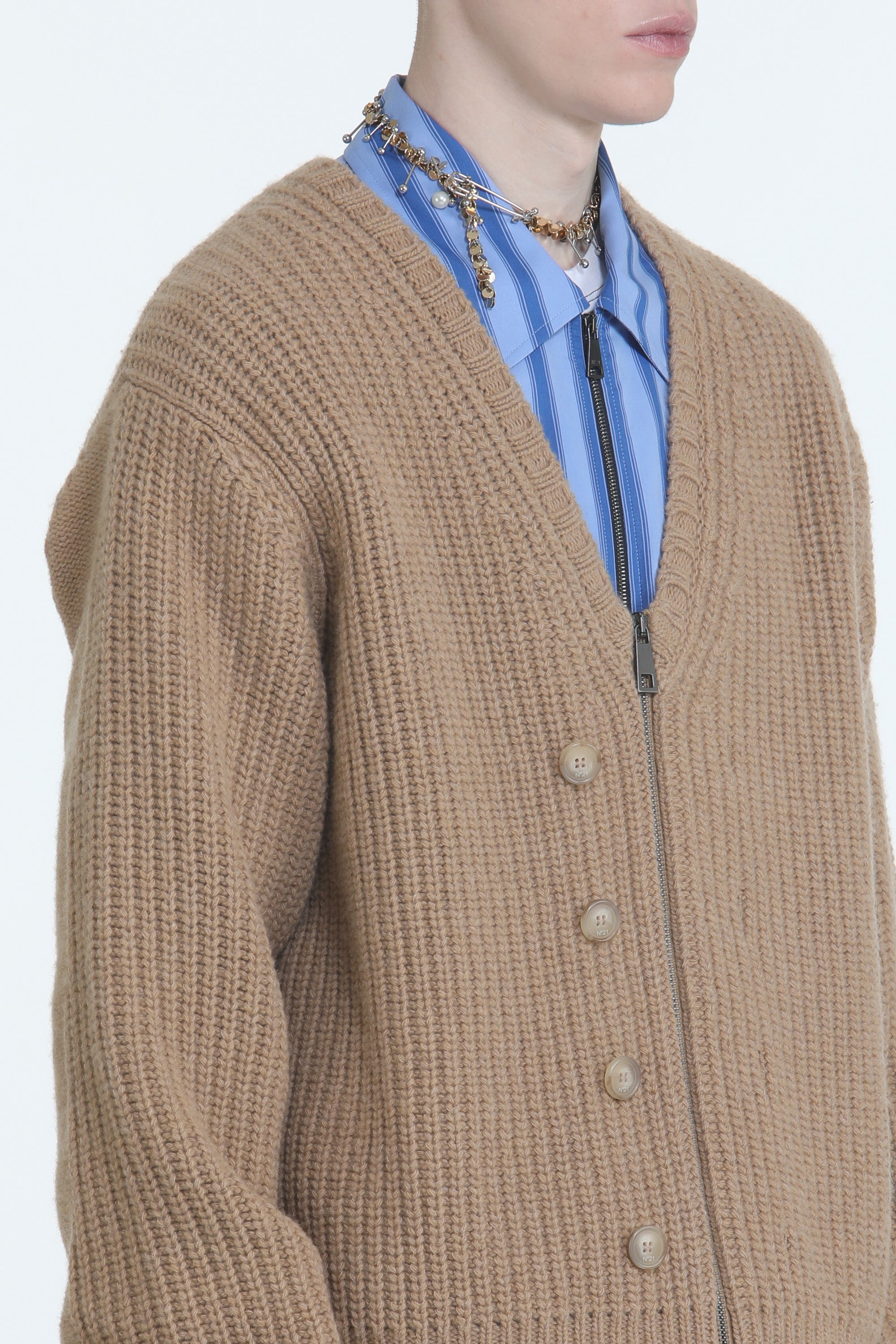 V-neck sweater with buttons and zip