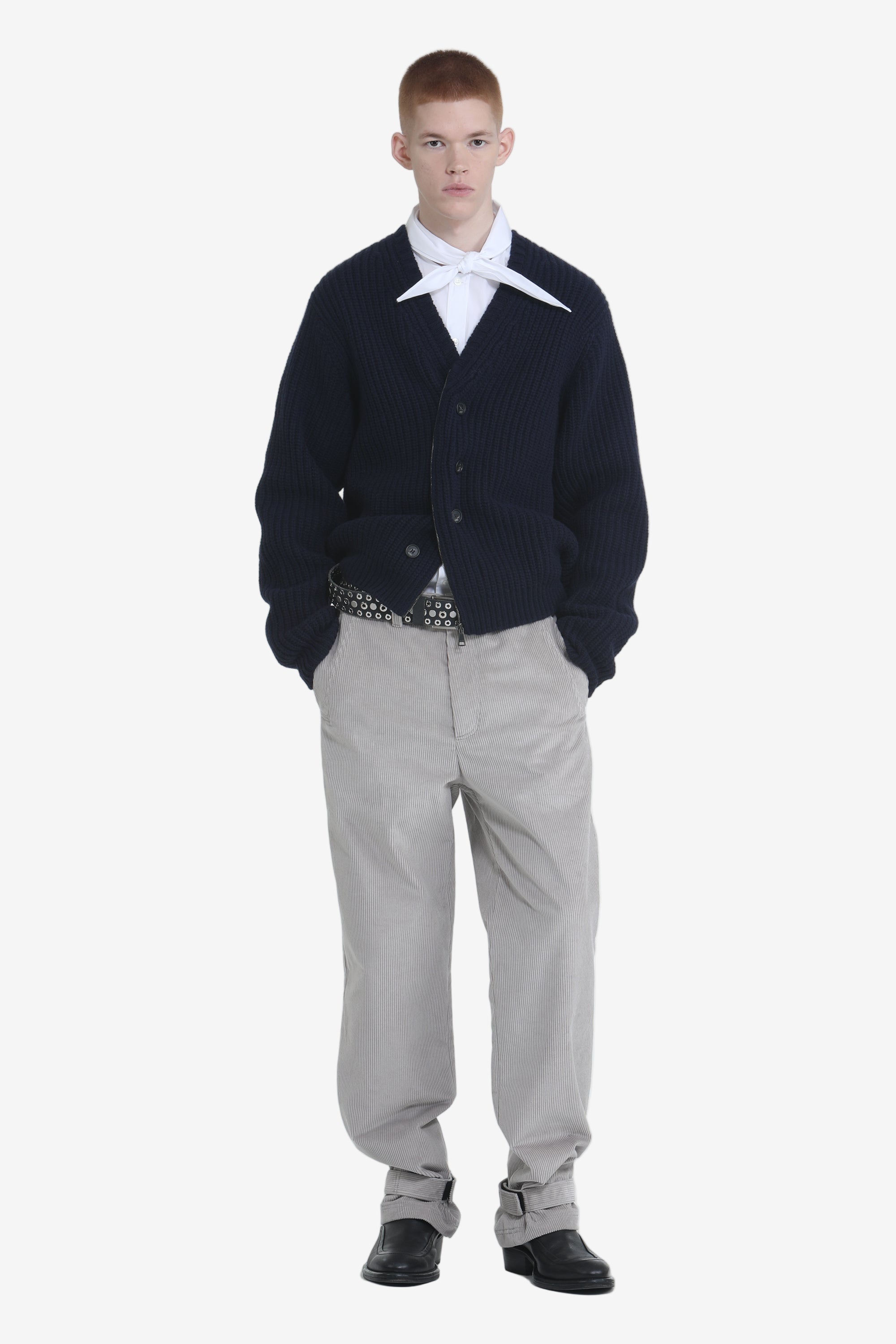 V-neck sweater with buttons and zip