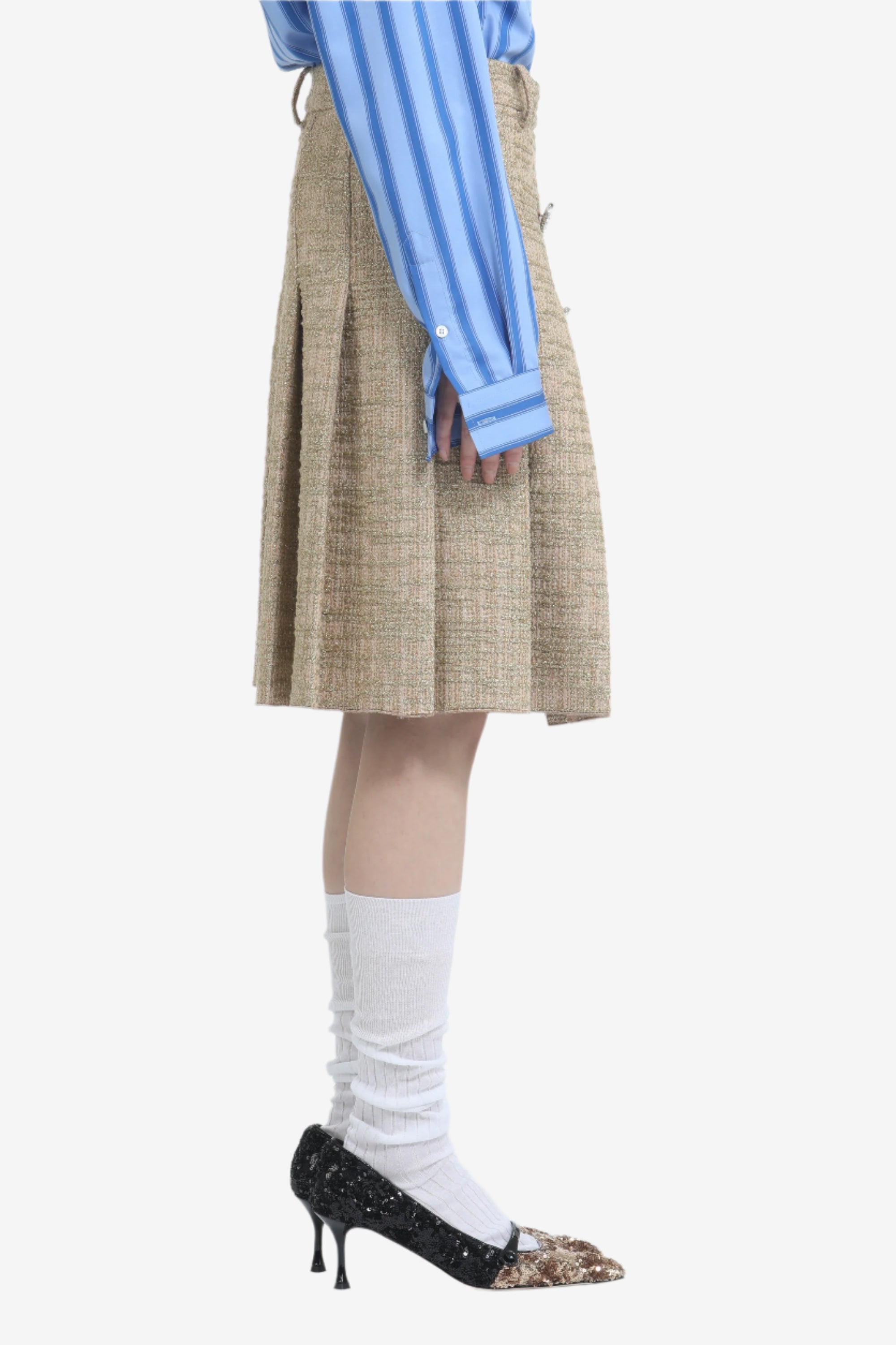 Pleated skirt with belt loops and jewel buttons