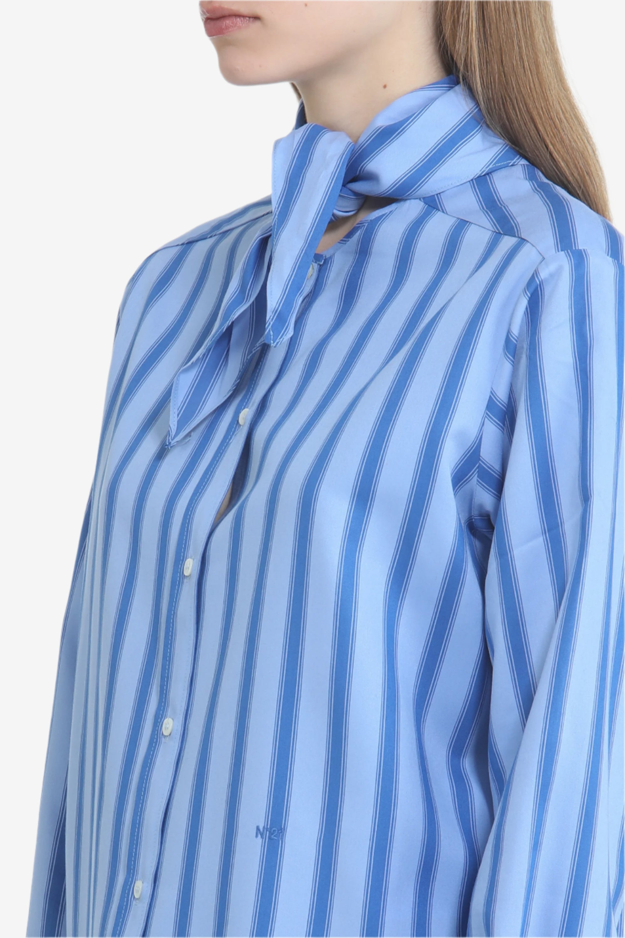Camicia a righe con colletto a fiocco