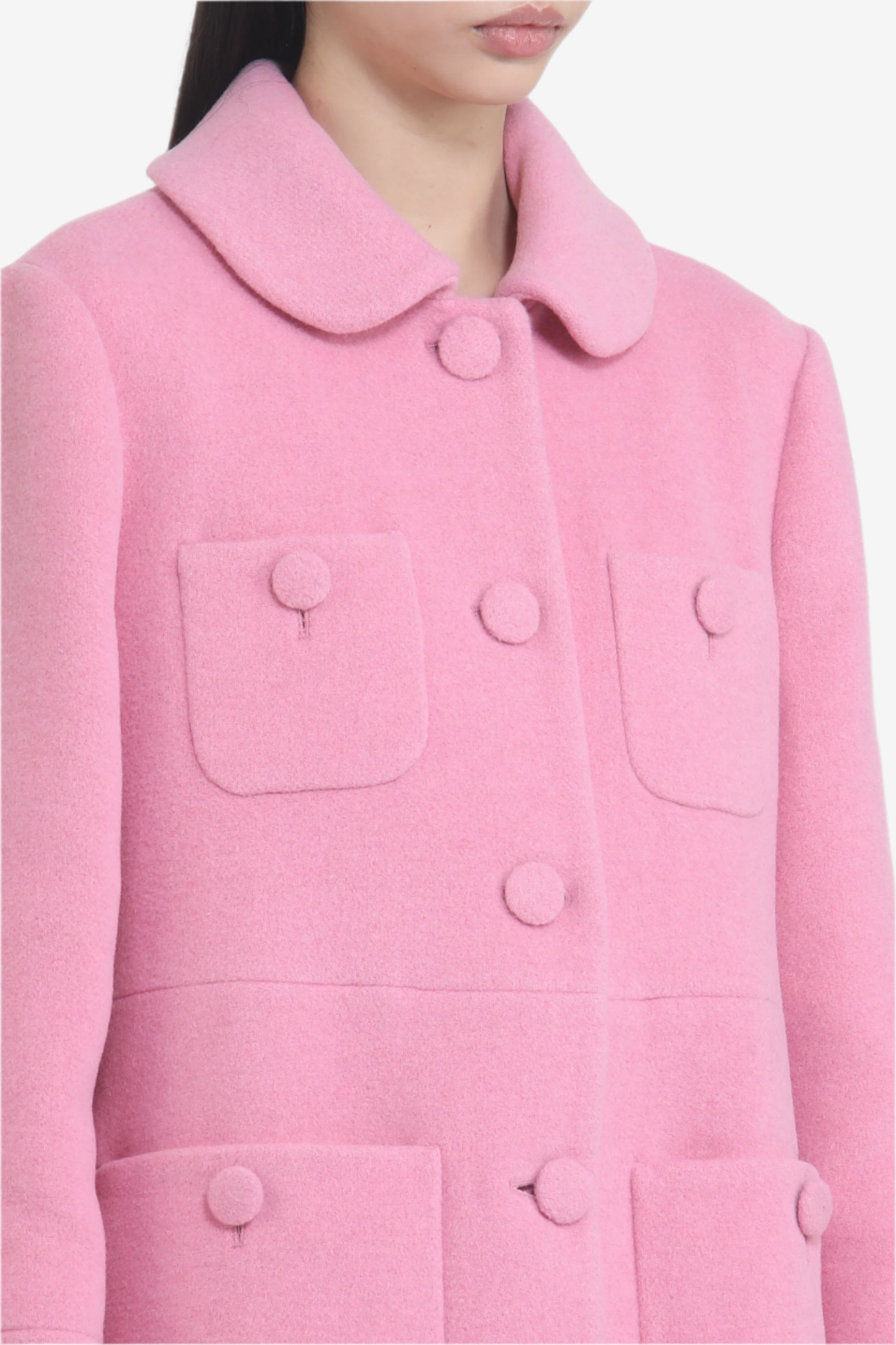 Cappotto corto con bottoni grandi e colletto arrottondato
