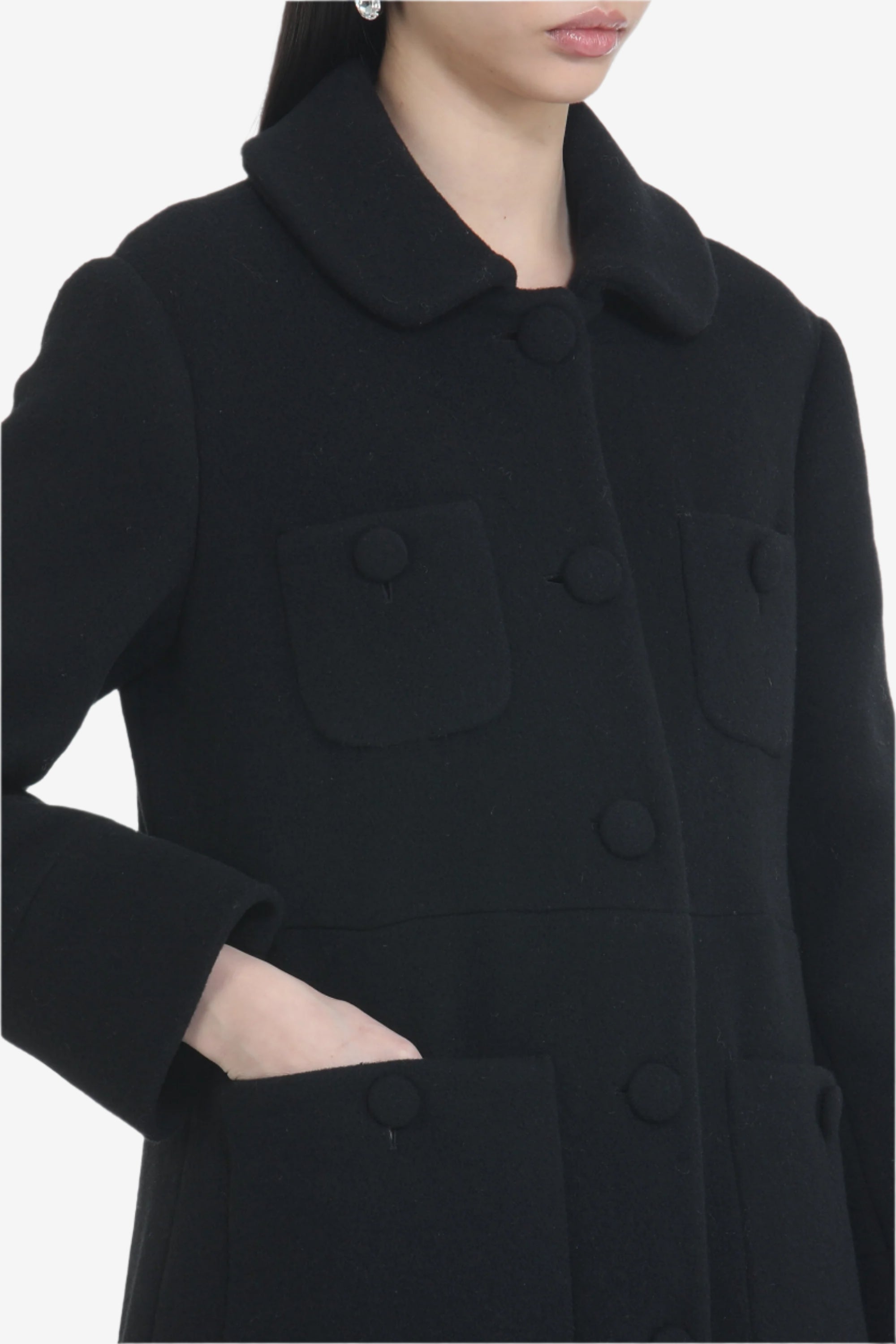 Cappotto corto con bottoni grandi e colletto arrottondato
