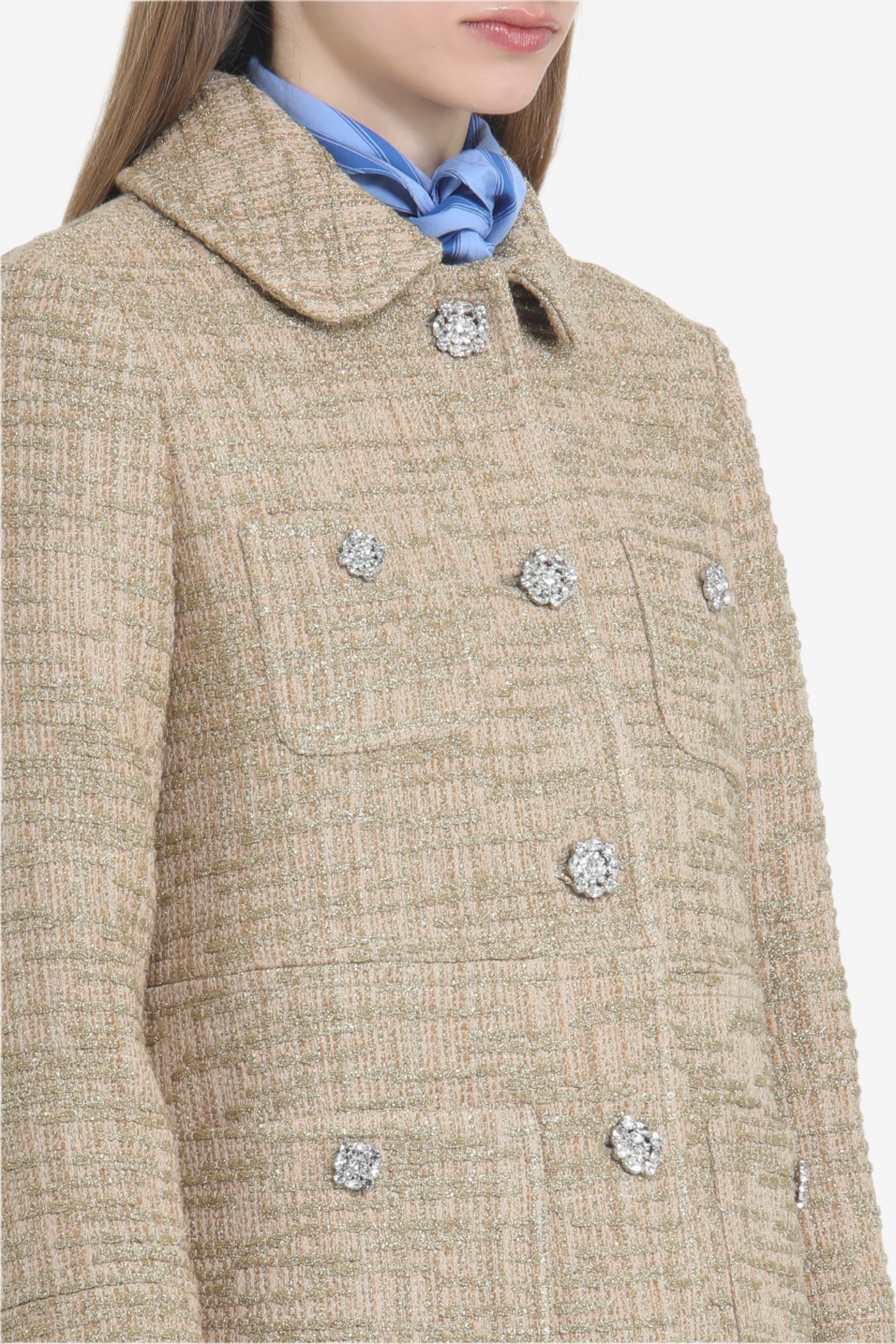 Cappotto corto con bottoni gioiello e colletto arrotondato