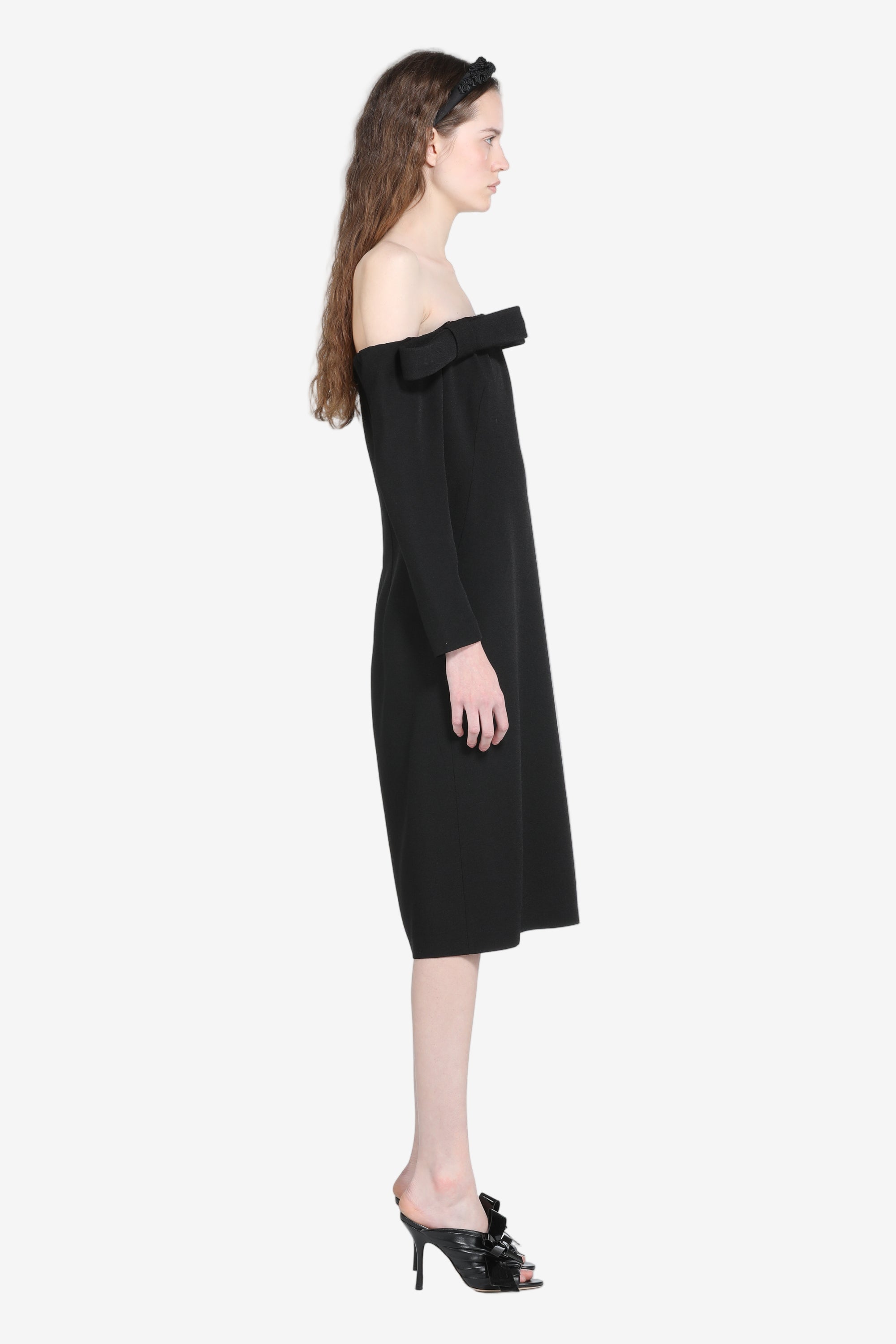 Long-sleeved dress with off-the-shoulders