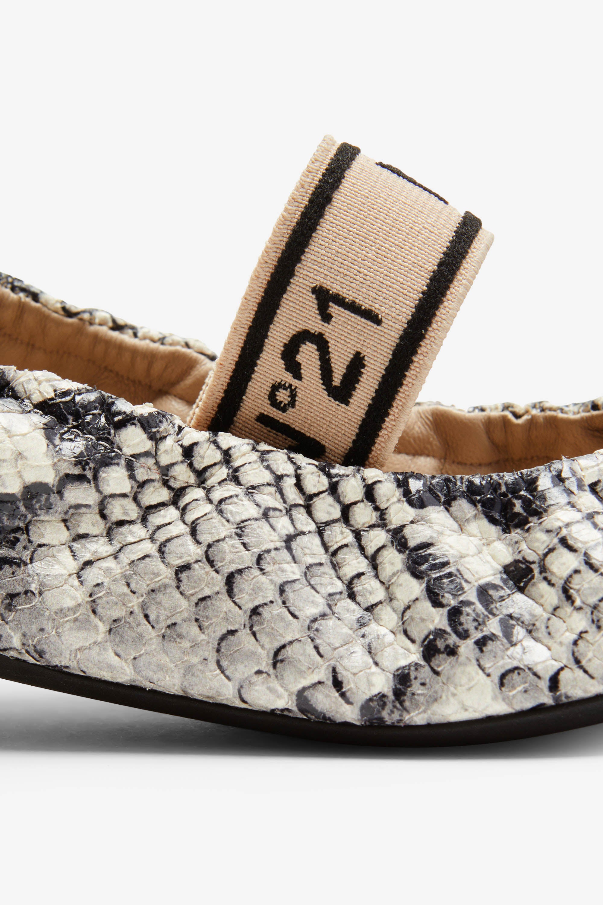 Ballerine a punta con fascia