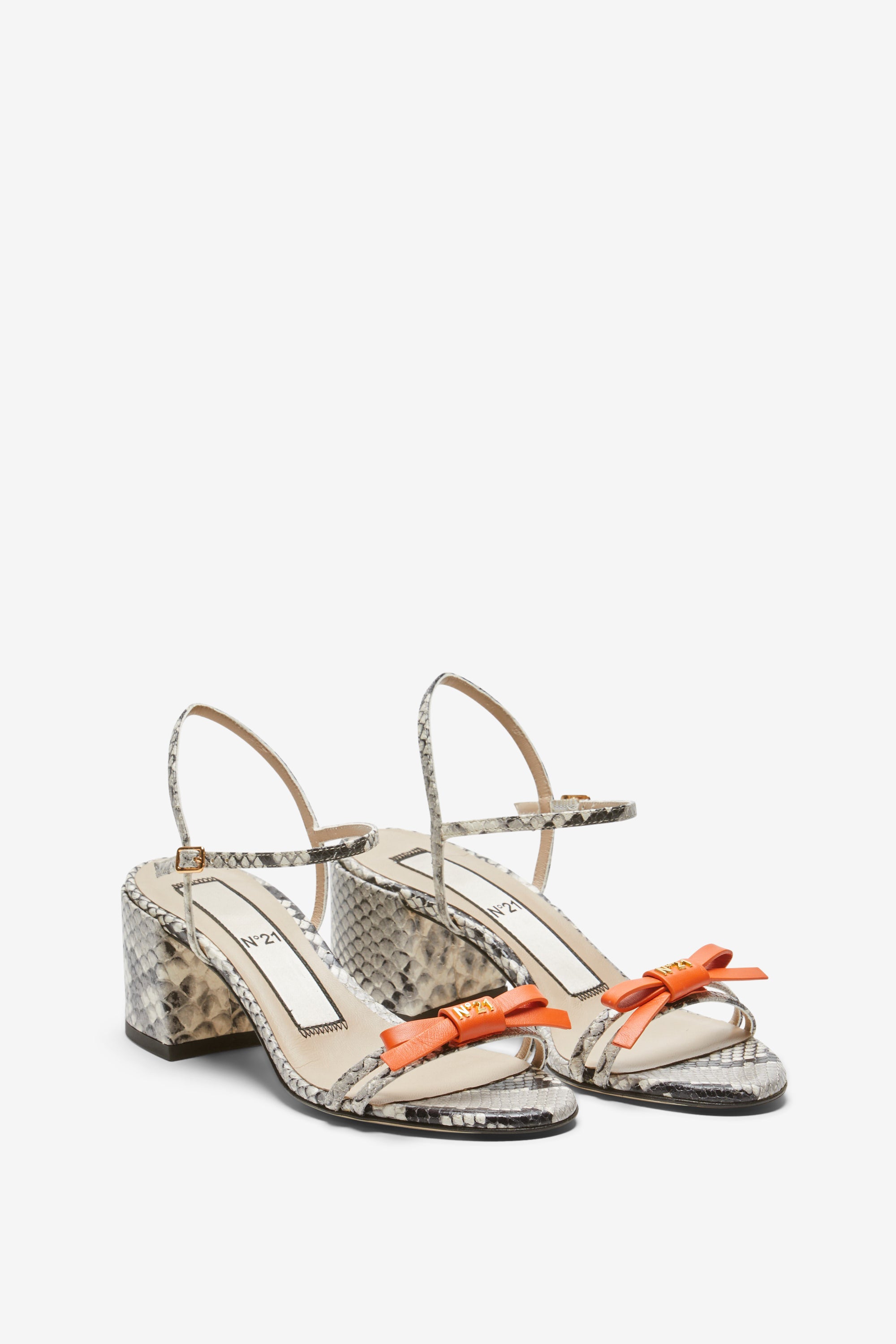 Sandali con tacco e fiocchetto