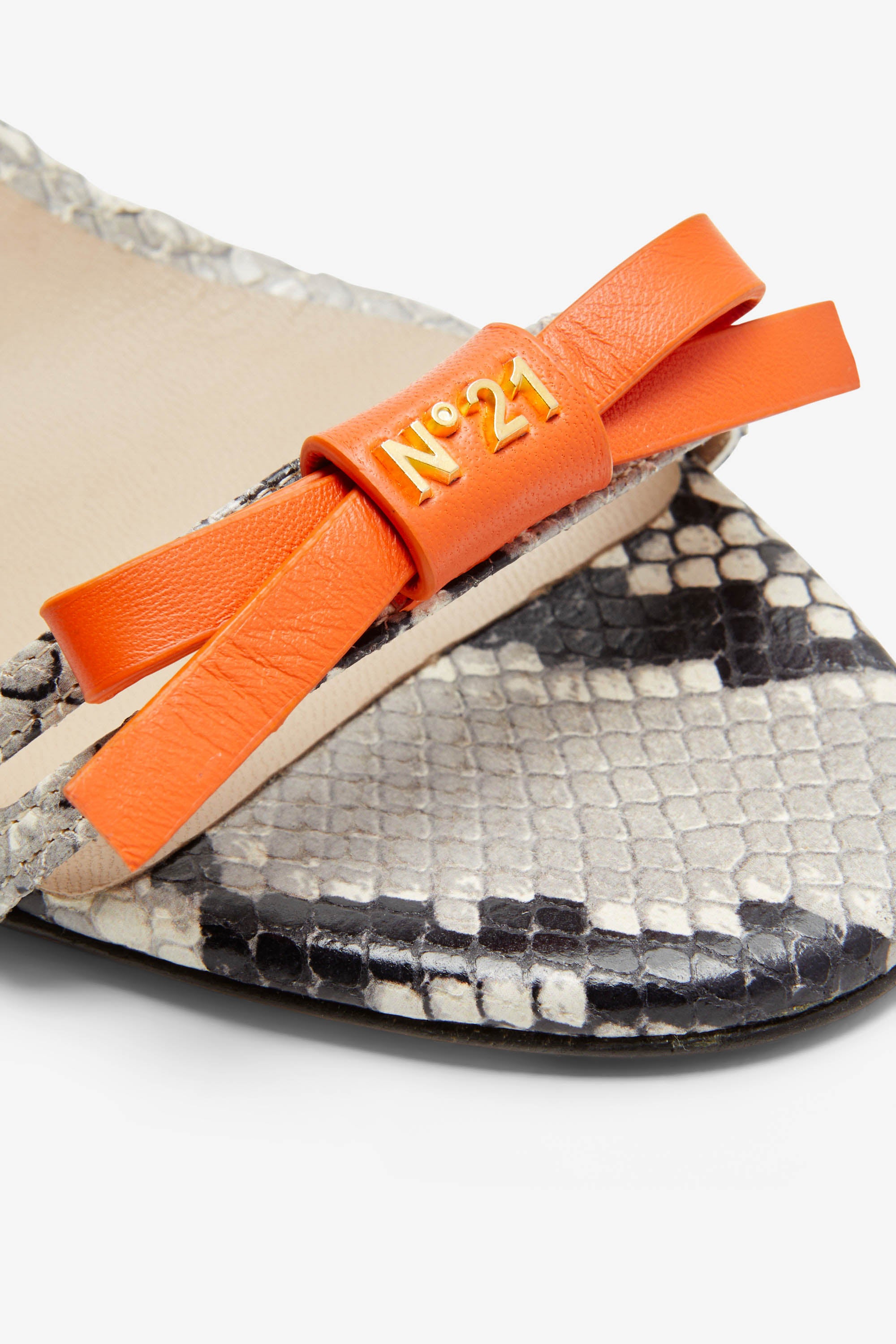 Sandali con tacco e fiocchetto