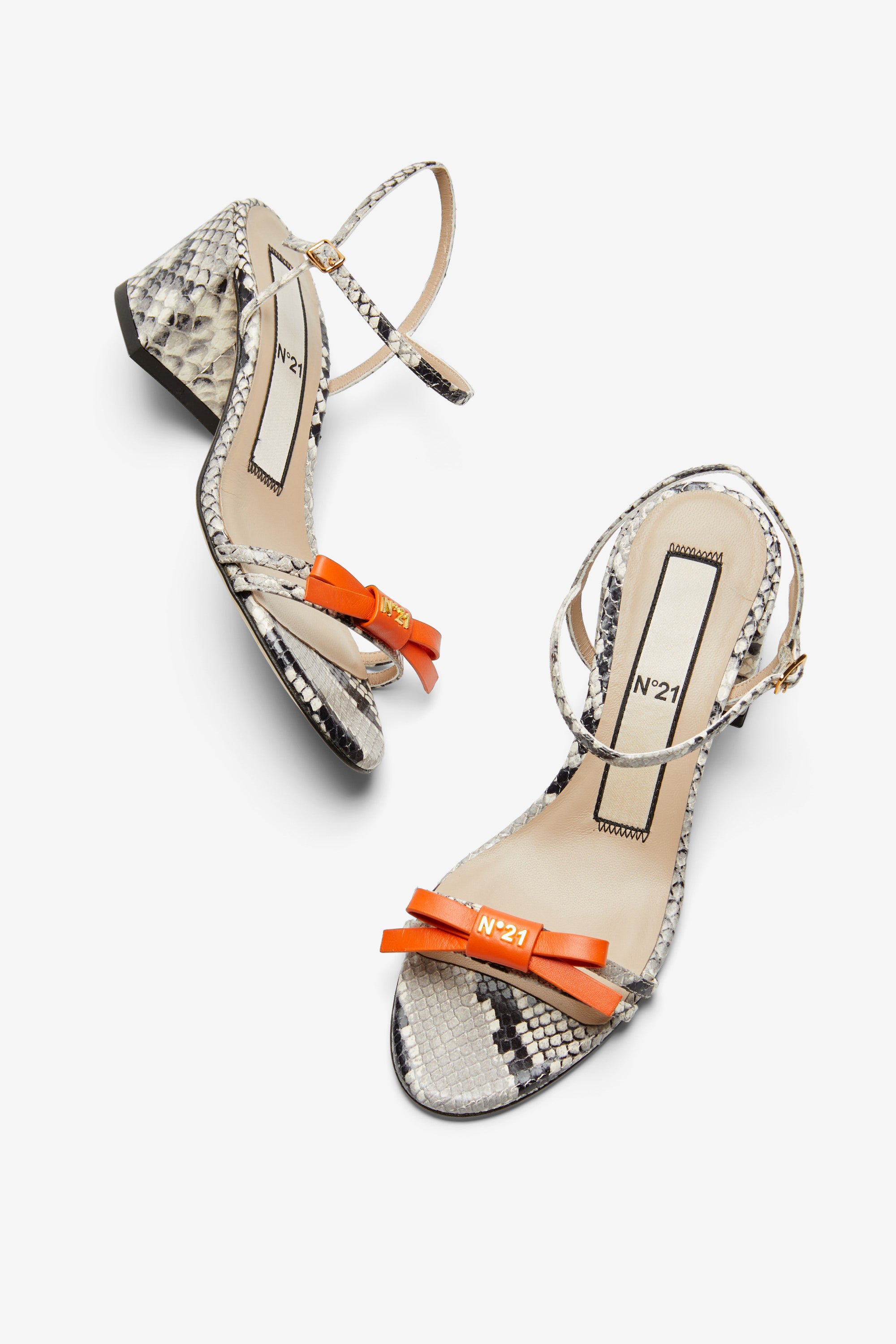 Sandali con tacco e fiocchetto