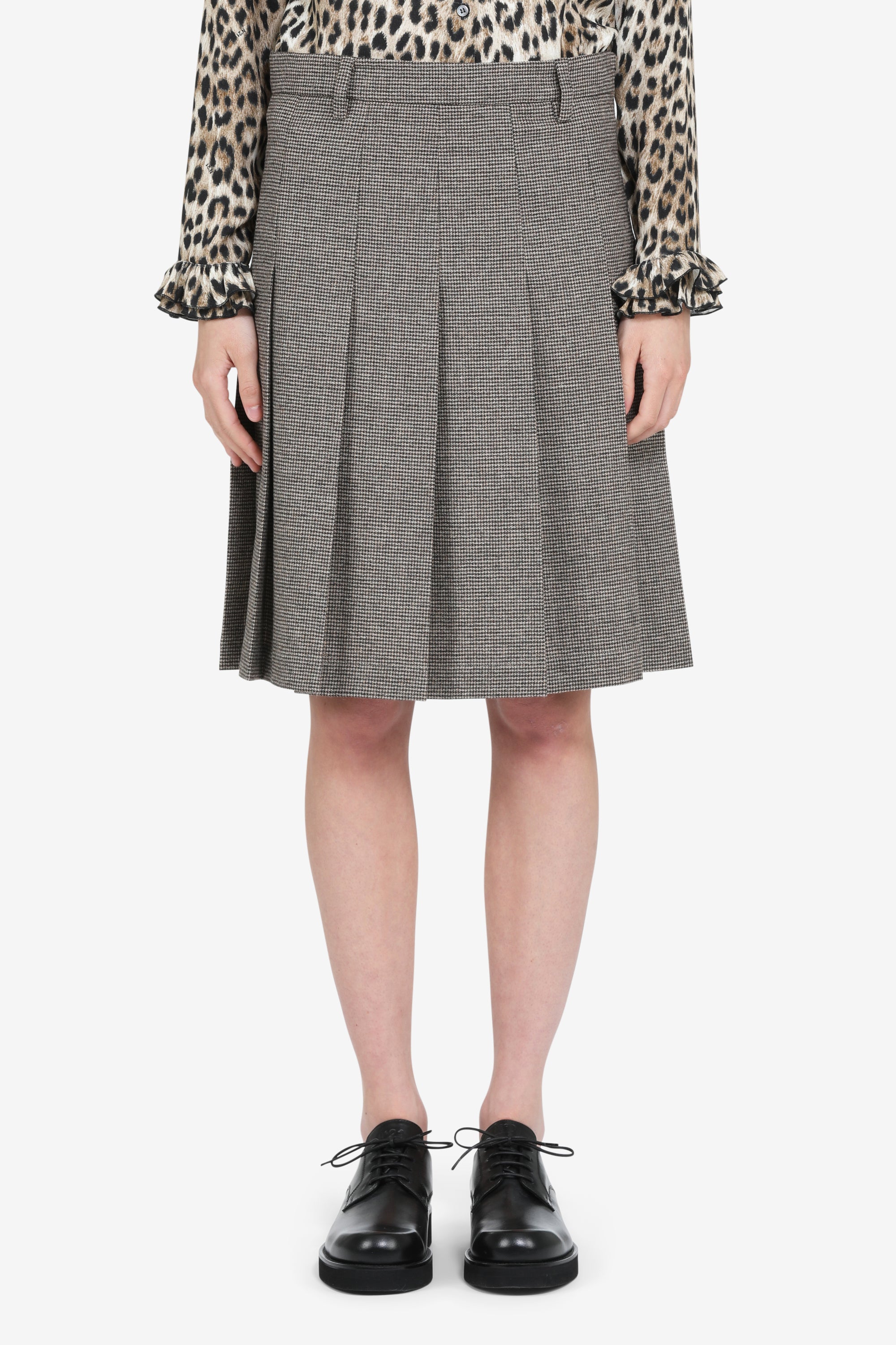 Pleated skirt above the knee