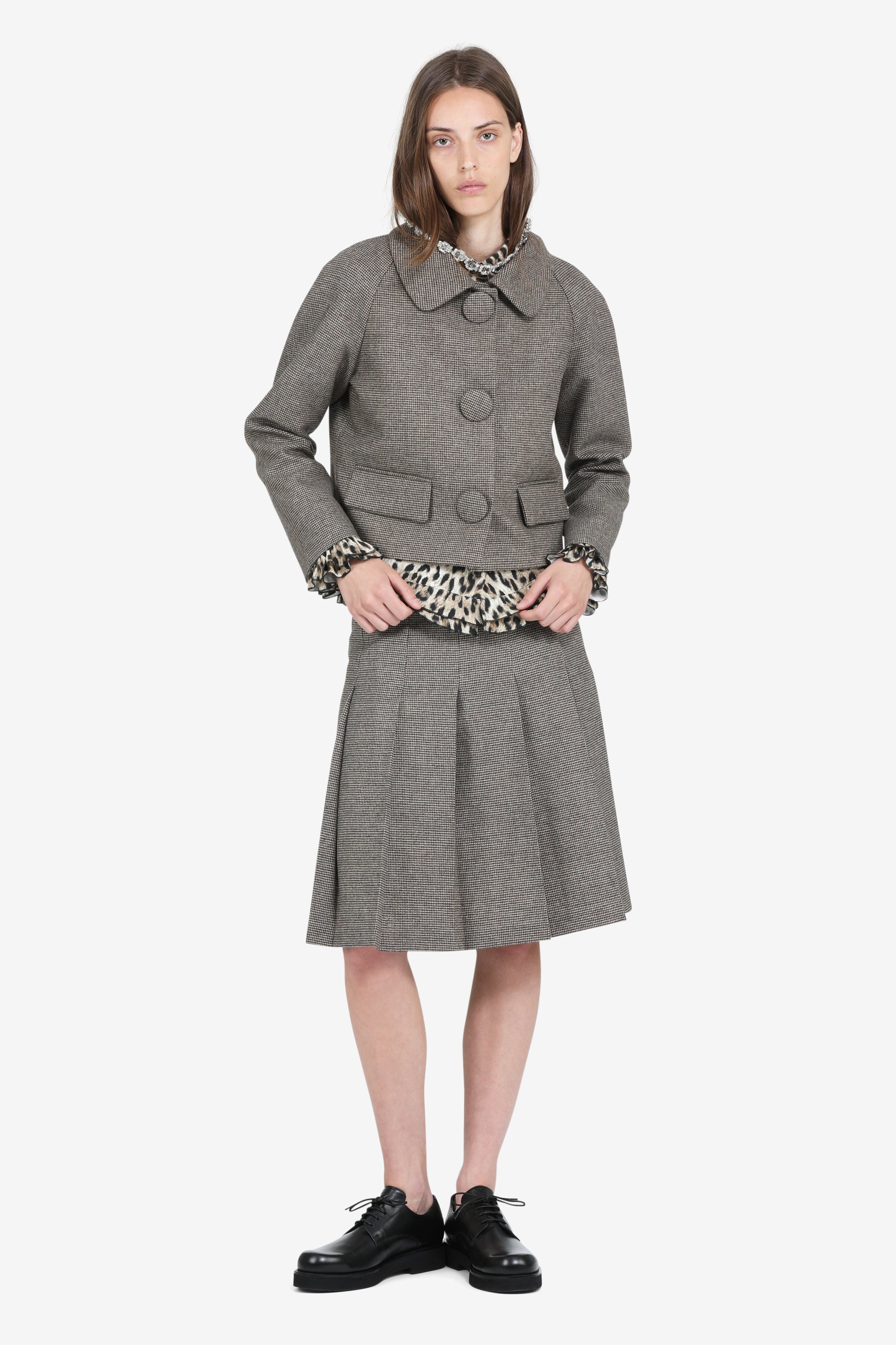 Pleated skirt above the knee