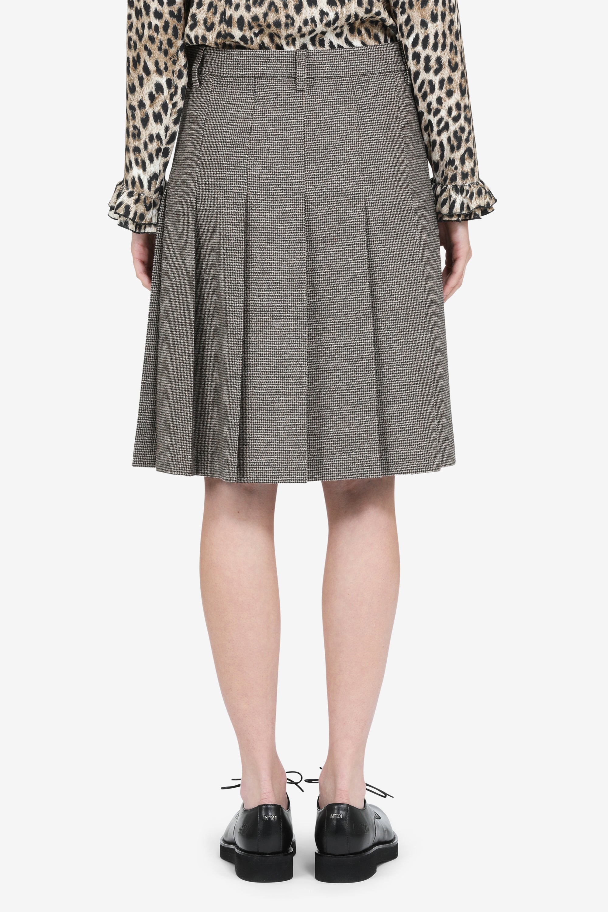 Pleated skirt above the knee