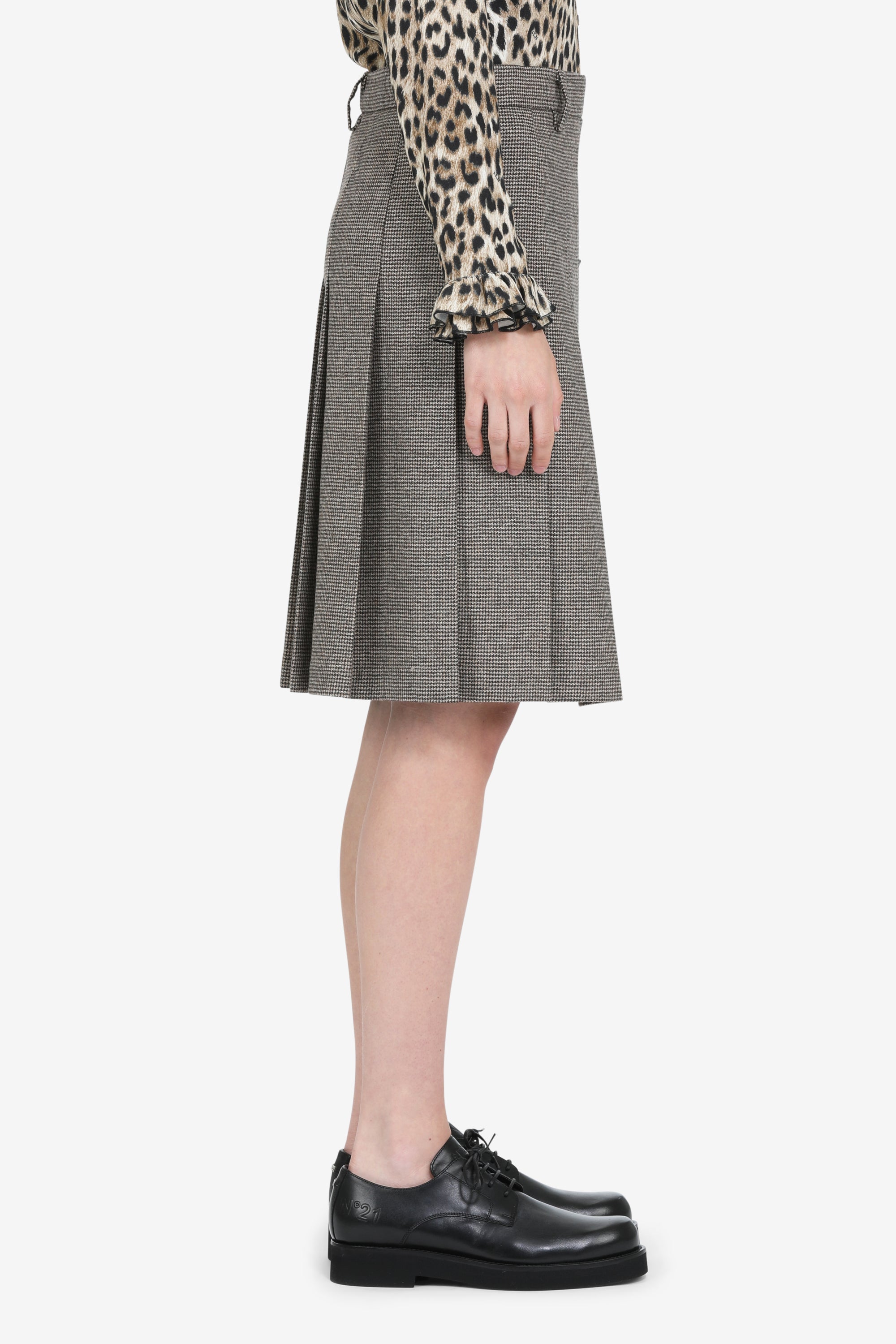 Pleated skirt above the knee