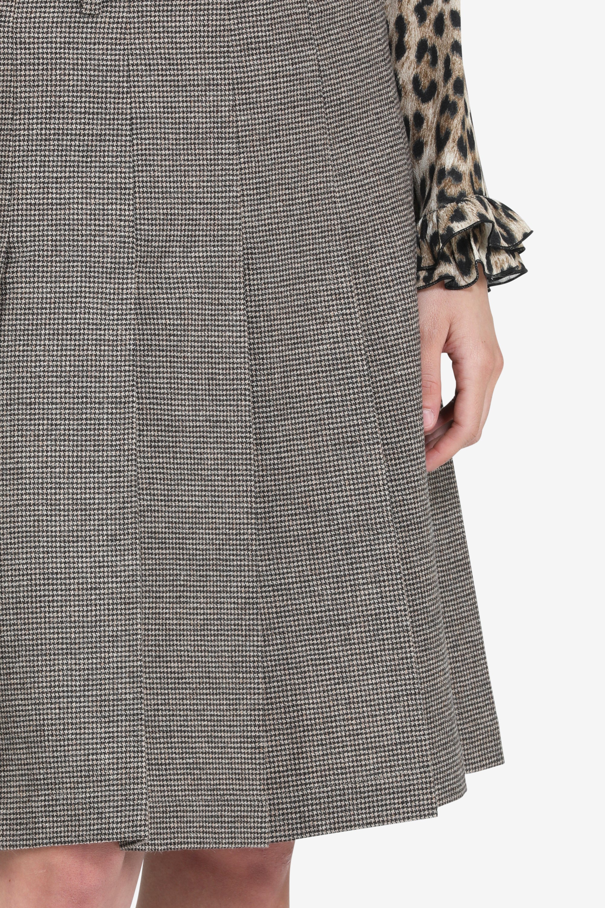 Pleated skirt above the knee