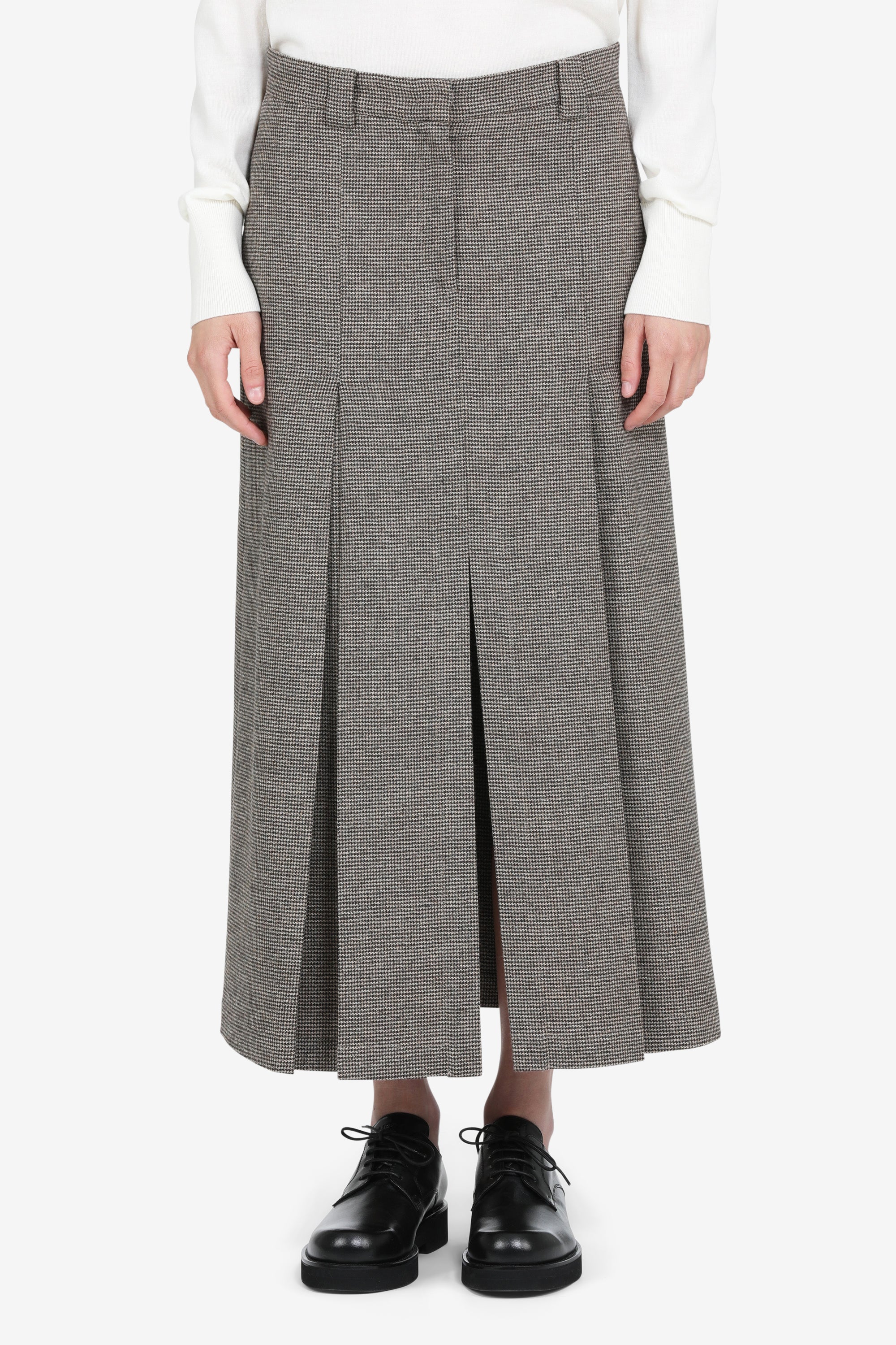Long skirt with front slit