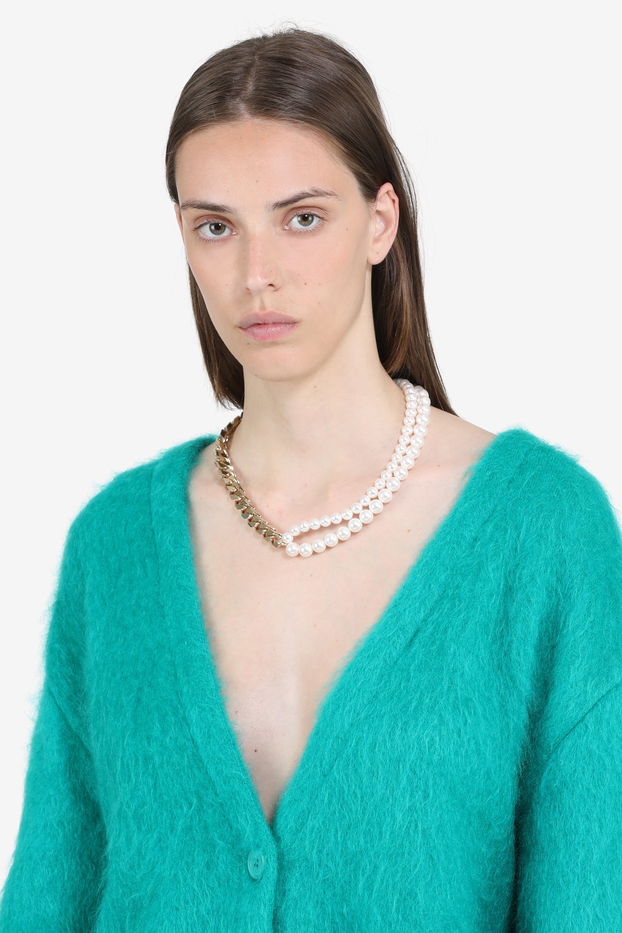 Necklace with chain and pearls