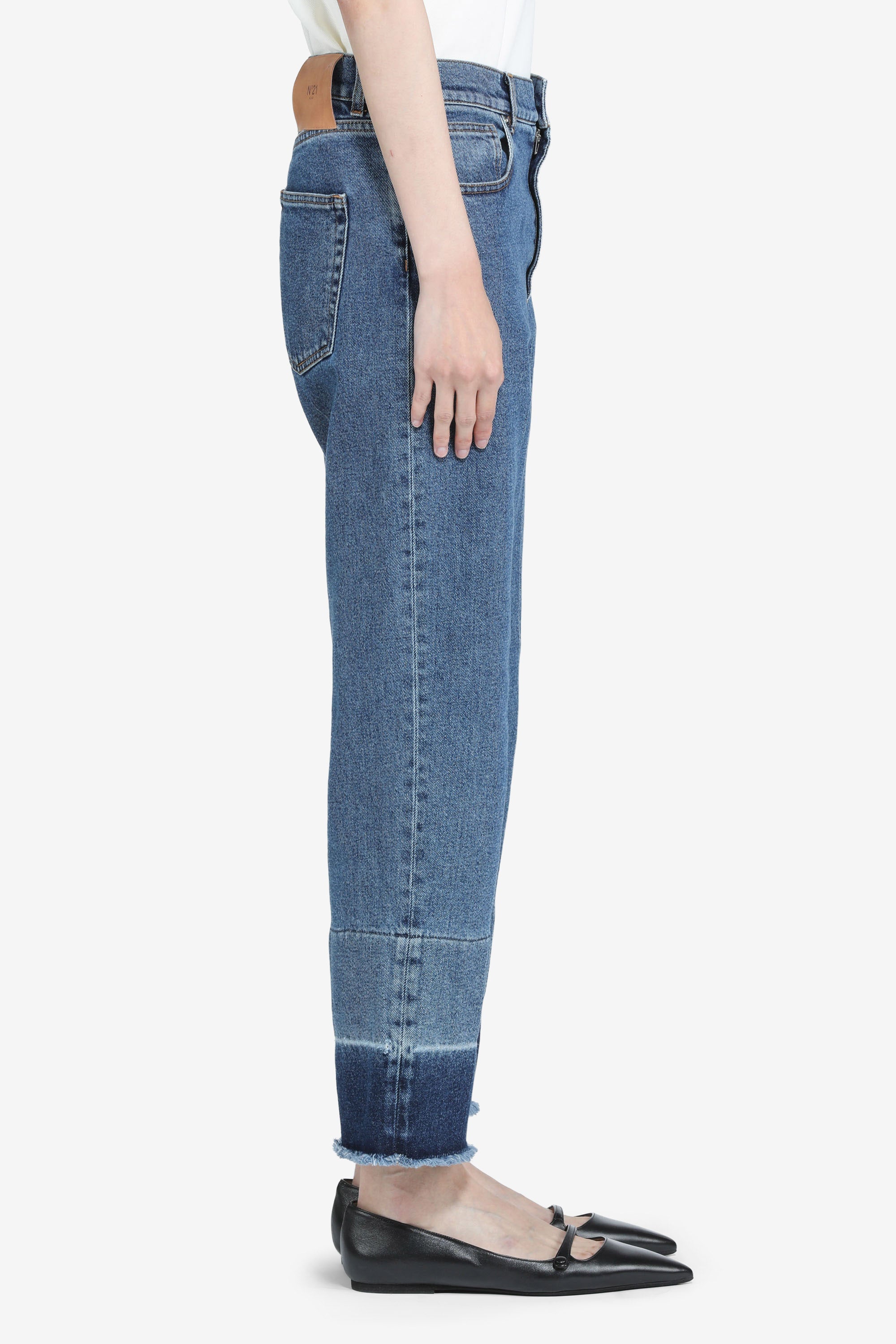 Jeans with raw contrast border