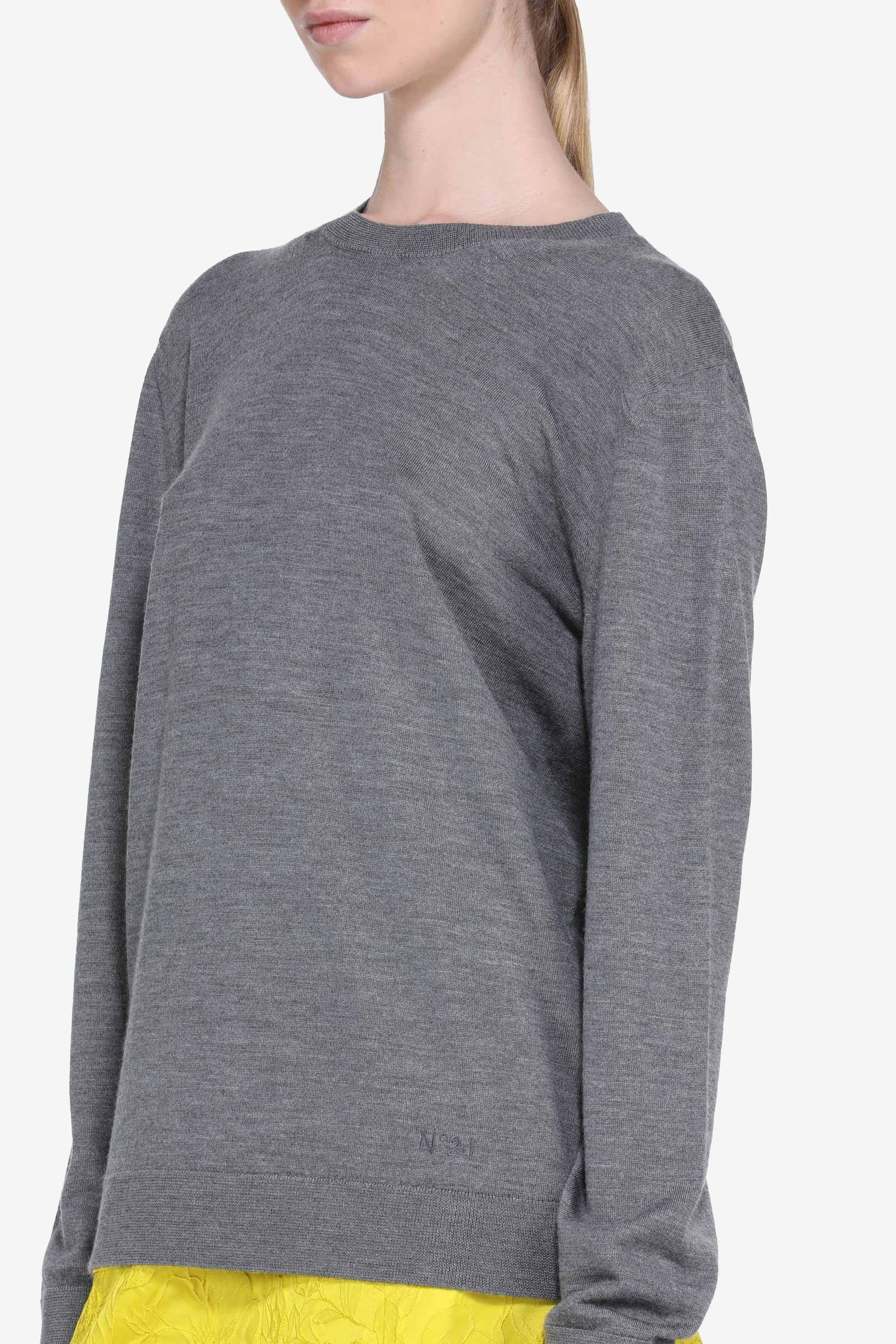 Long-sleeved crew neck sweater