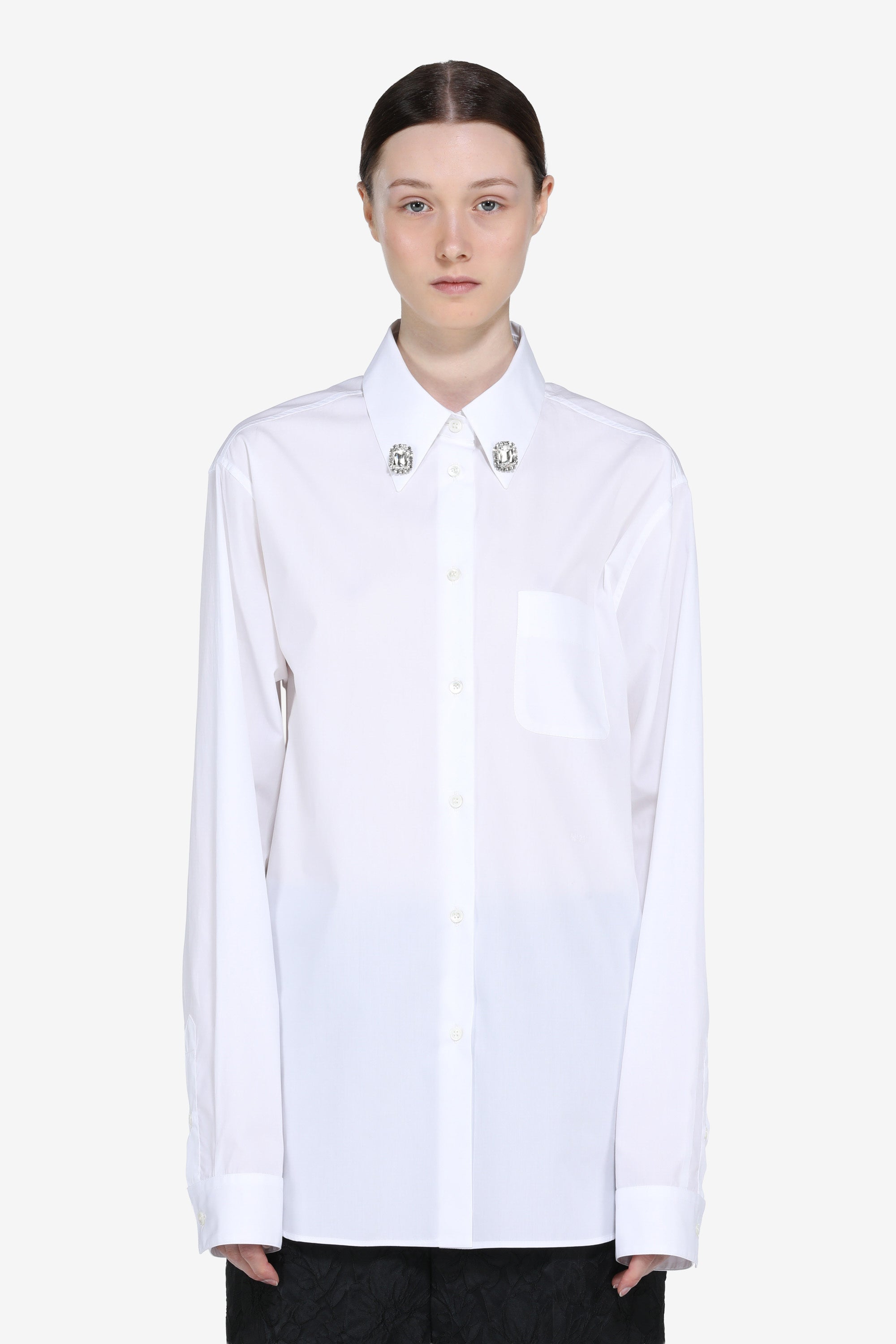 Shirt with collar appliques