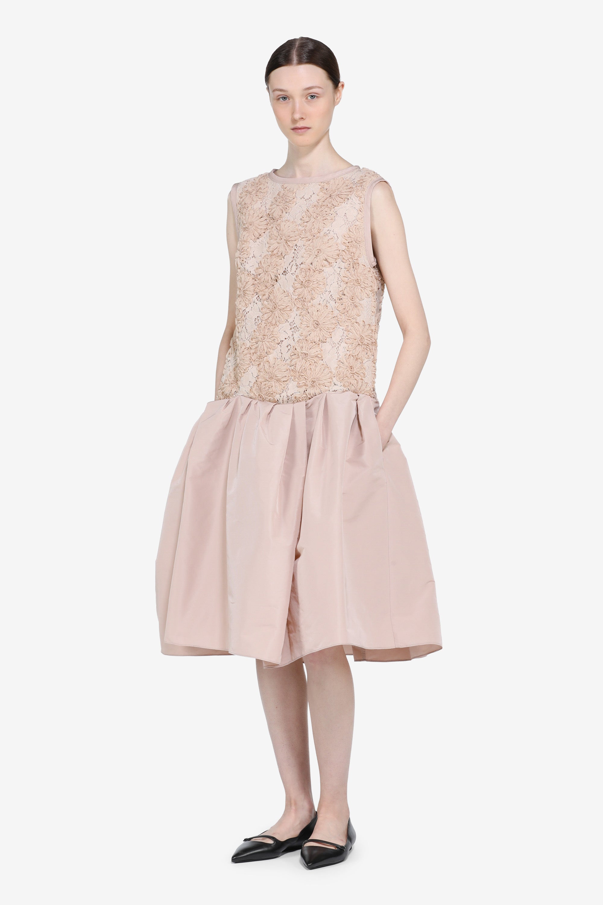 Knee-length dress with lace