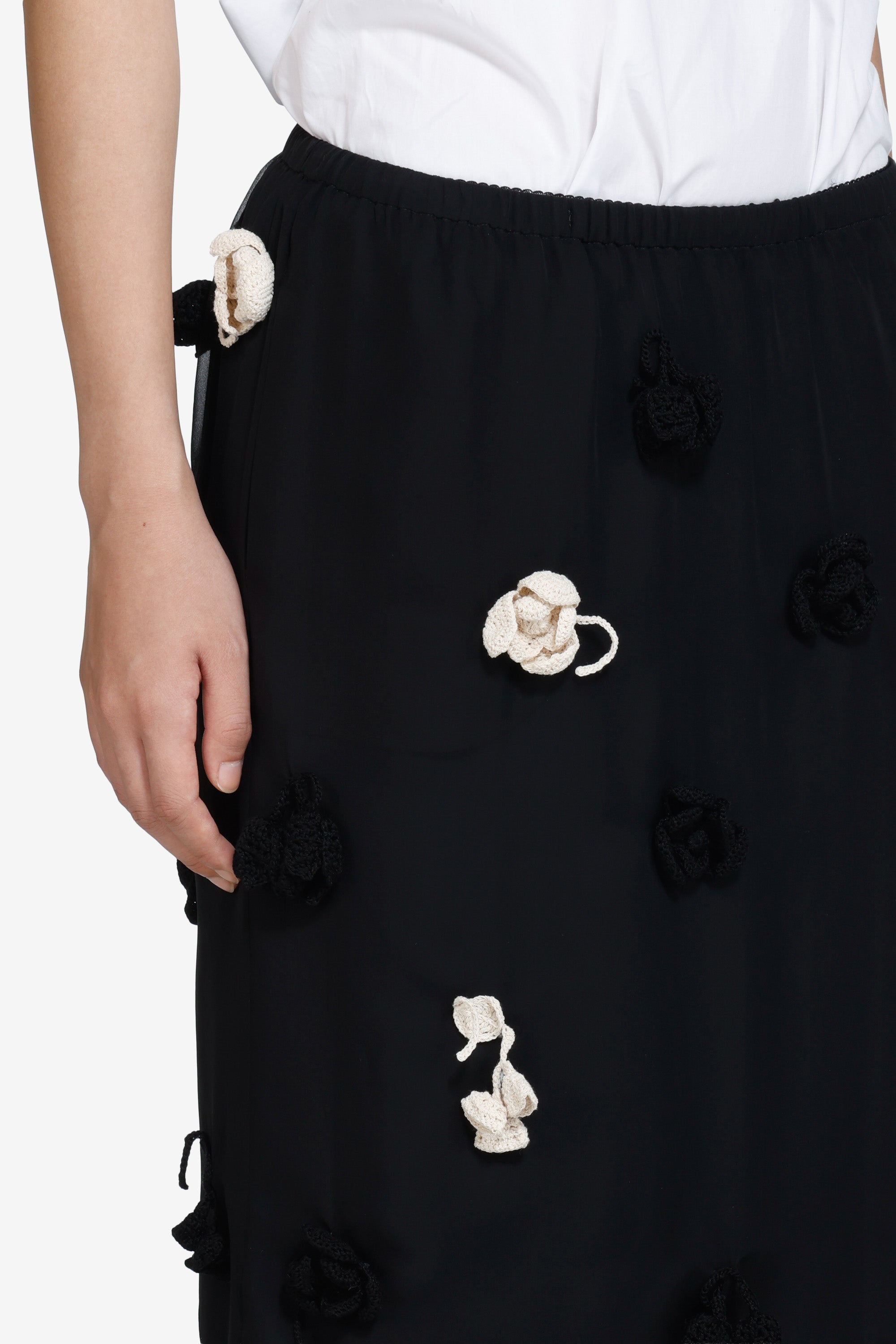 Gonna tubino con applicazioni a uncinetto