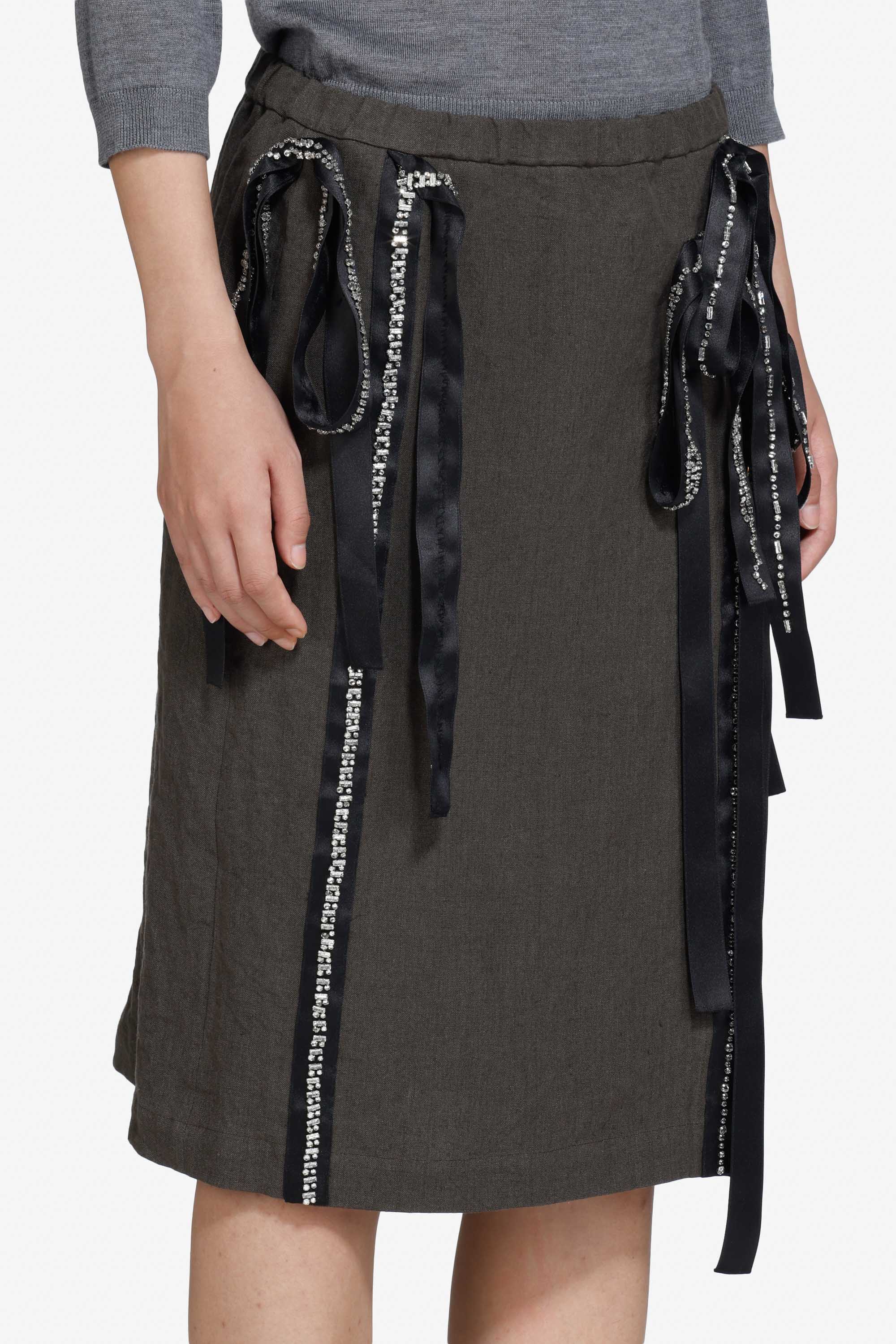 Gonna tubino con spacco e nastri decorativi