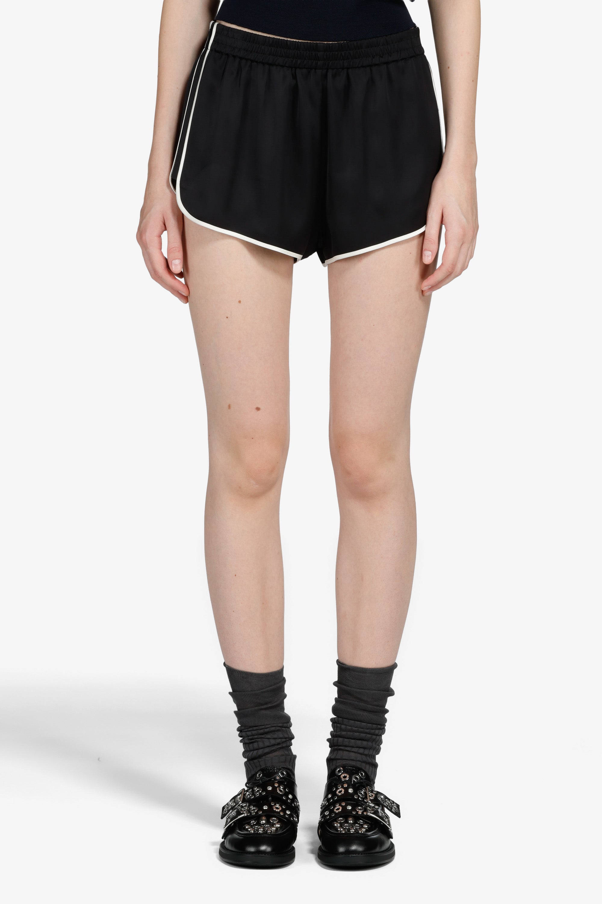 Shorts with contrasting profile