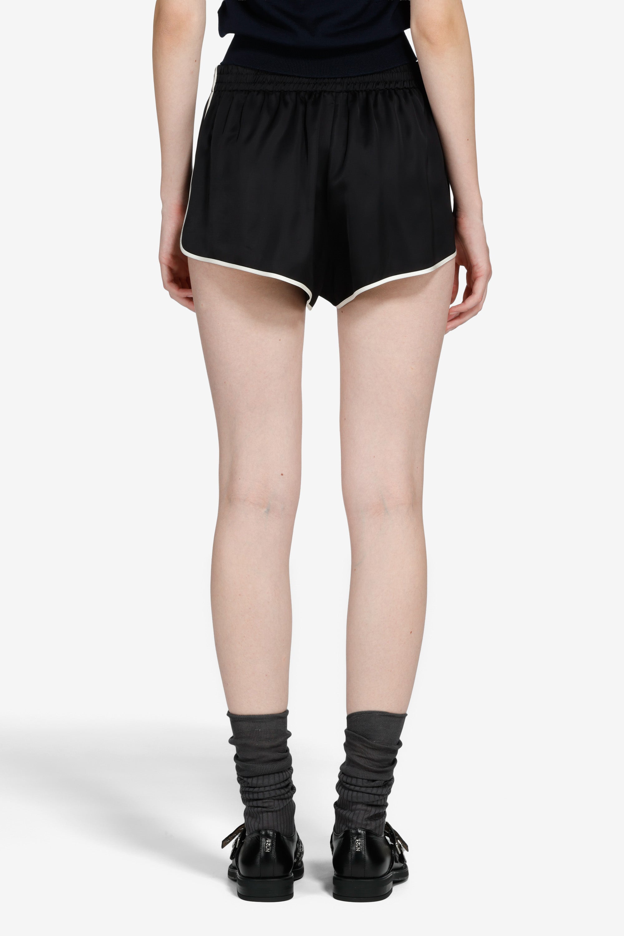 Shorts with contrasting profile