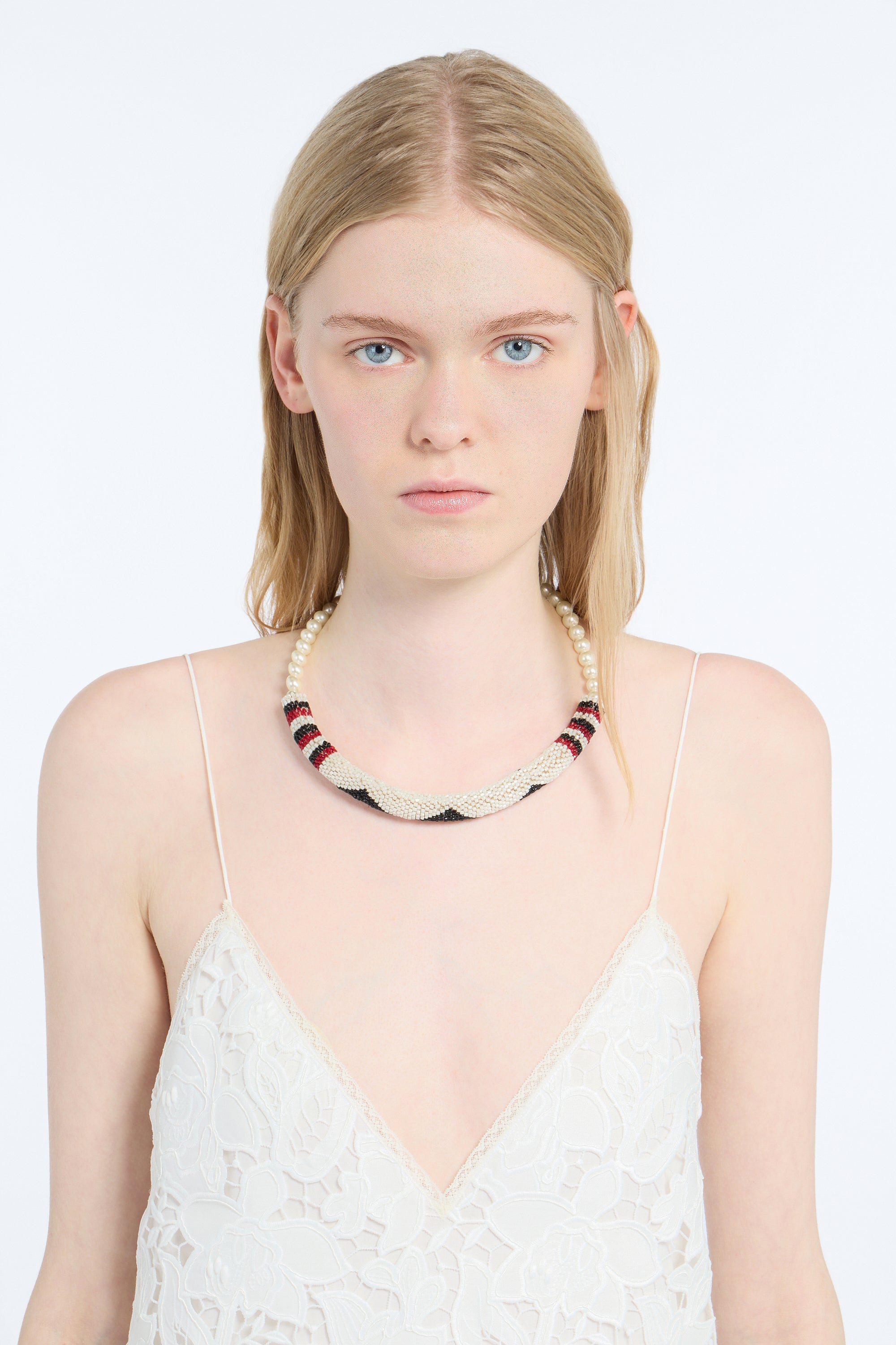 Collana semirigida con perle e perline